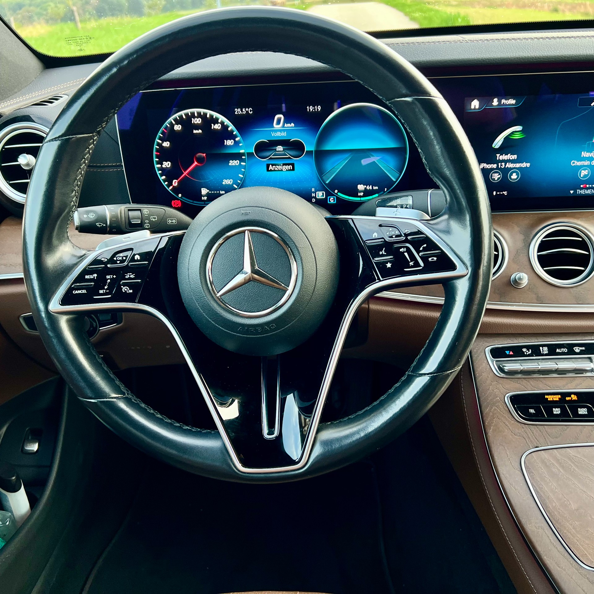 MERCEDES-BENZ E 300 de AMG Line 9G-Tronic-image-3