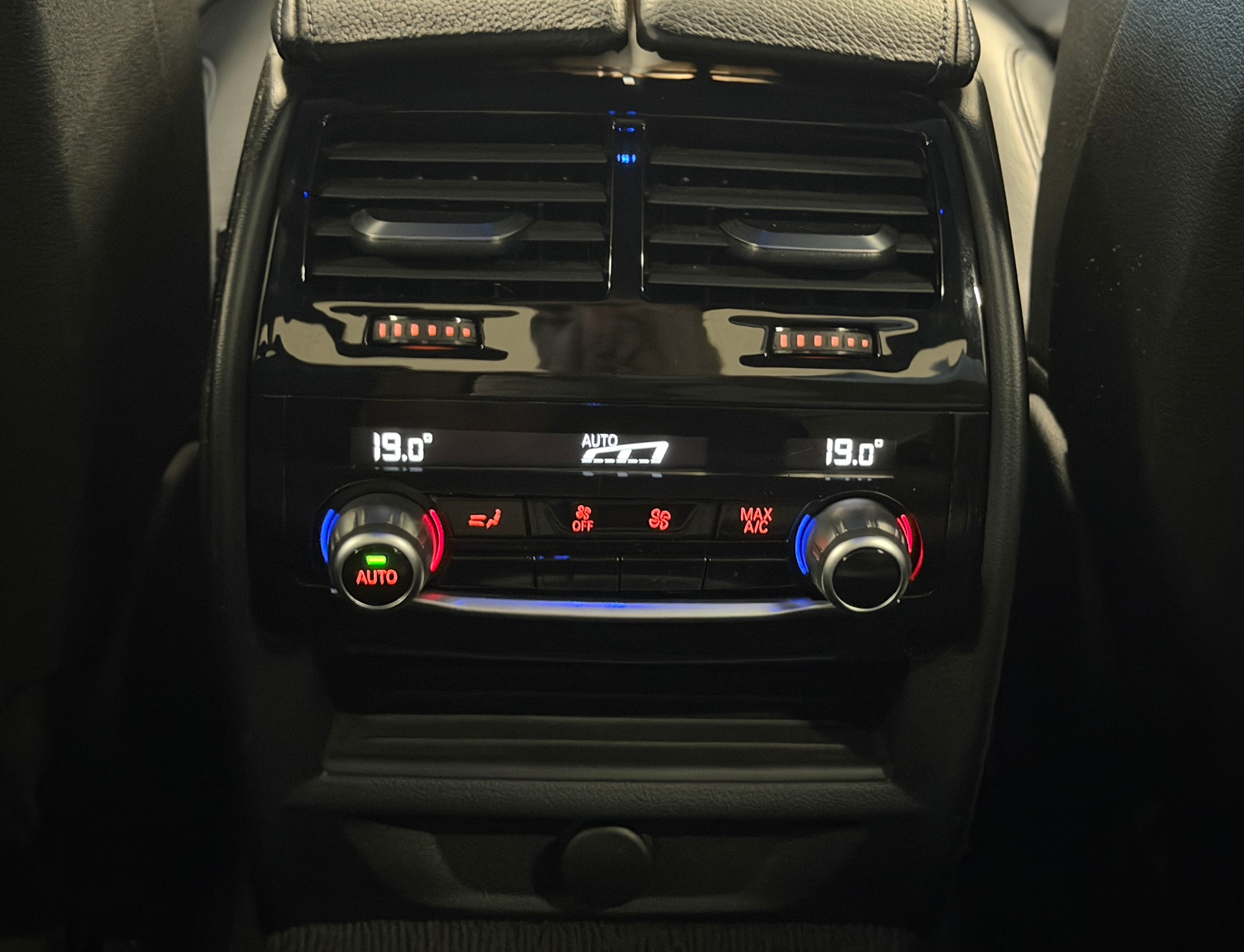 BMW M550d xDrive Touring Steptronic-image-25