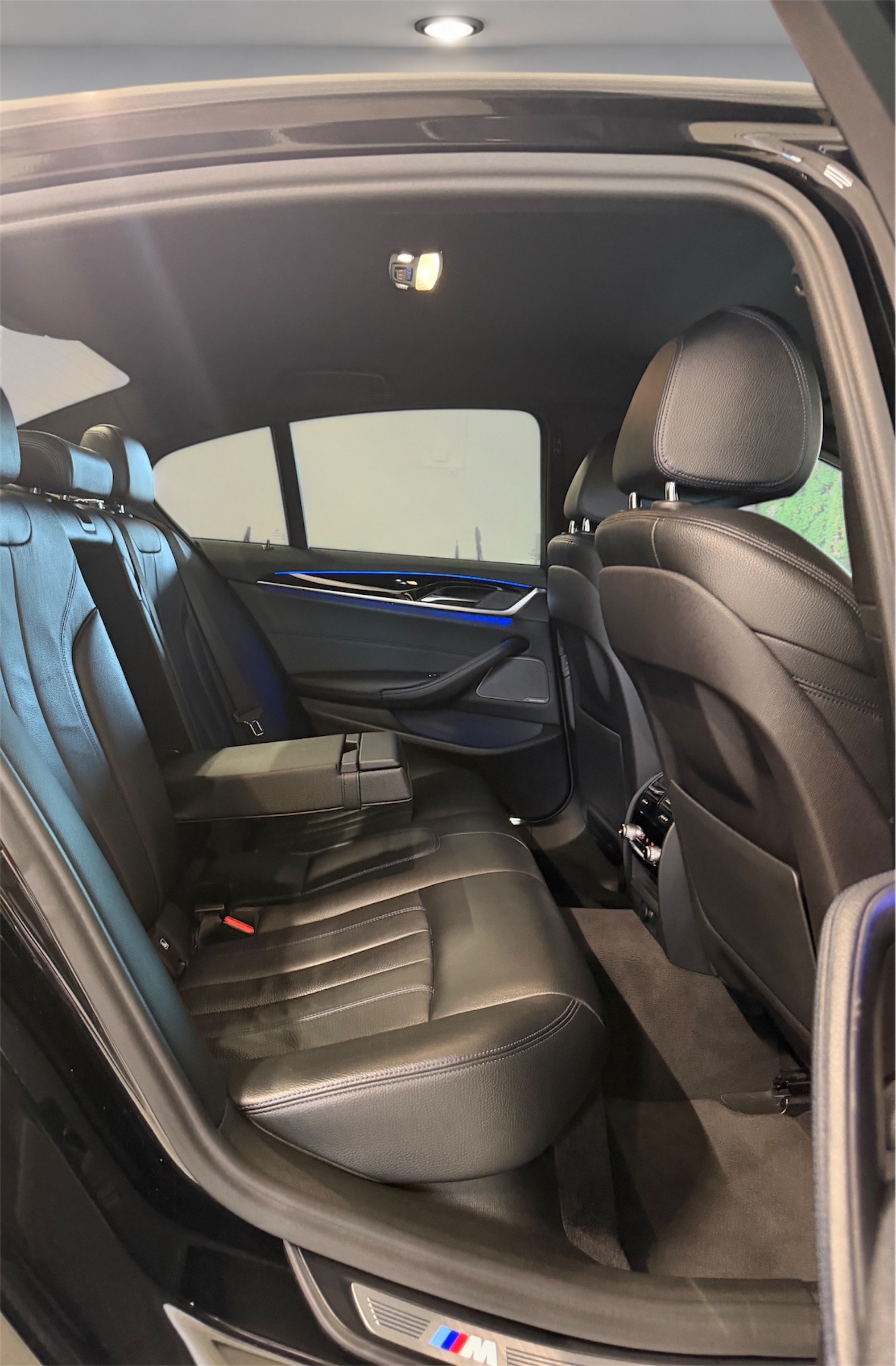 BMW M550d xDrive Touring Steptronic-image-24