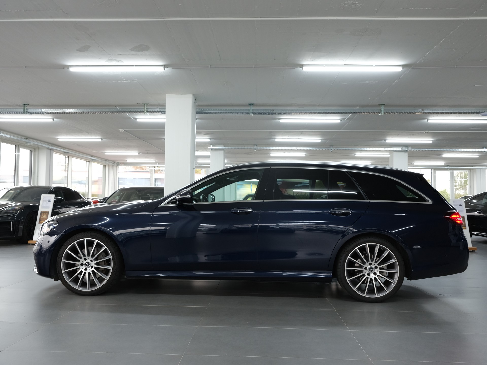 MERCEDES-BENZ E 200 T 4Matic AMG Line 9G-Tronic *Facelift* *360 Kamera* *AMG-Line*-image-4