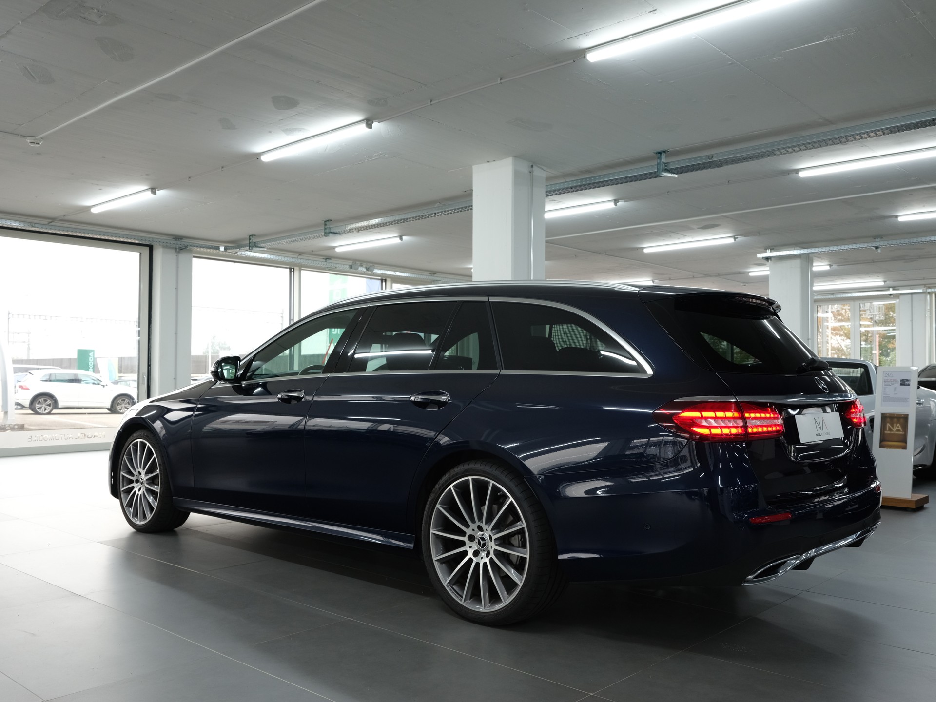 MERCEDES-BENZ E 200 T 4Matic AMG Line 9G-Tronic *Facelift* *360 Kamera* *AMG-Line*-image-3
