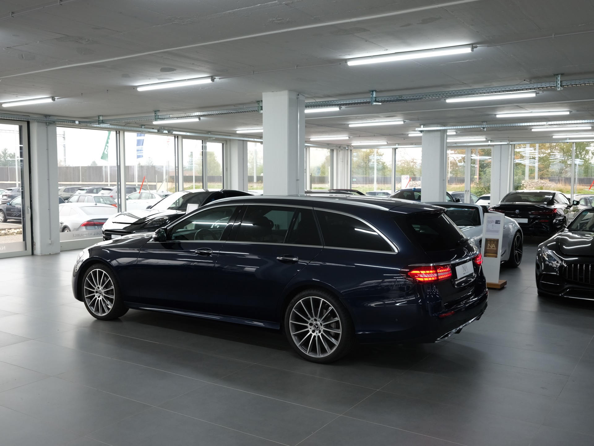 MERCEDES-BENZ E 200 T 4Matic AMG Line 9G-Tronic *Facelift* *360 Kamera* *AMG-Line*-image-8