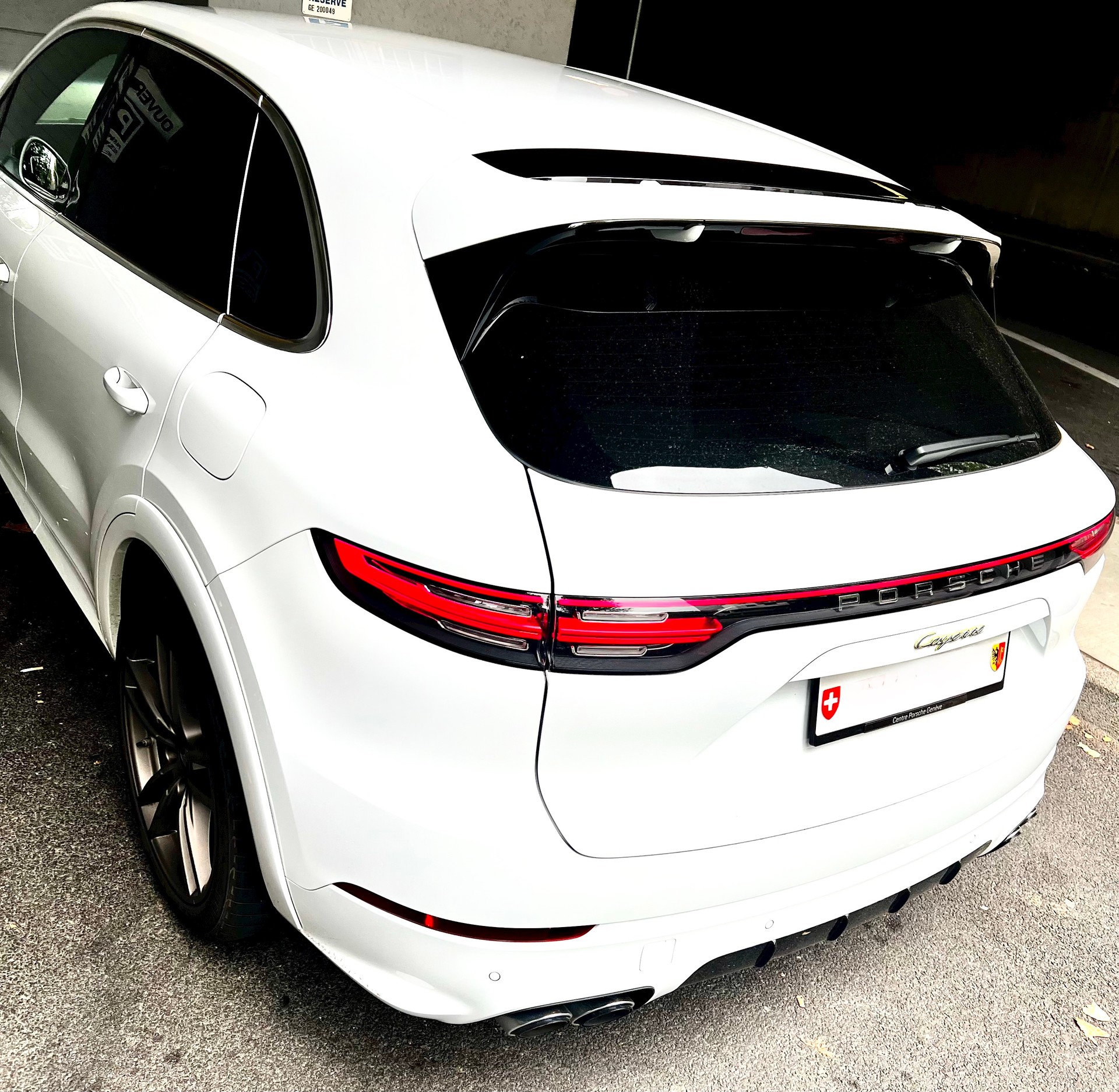 PORSCHE Cayenne E-Hybrid-image-1