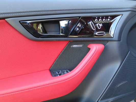 JAGUAR F-Type 5.0 V8 R75 AWD-image-13