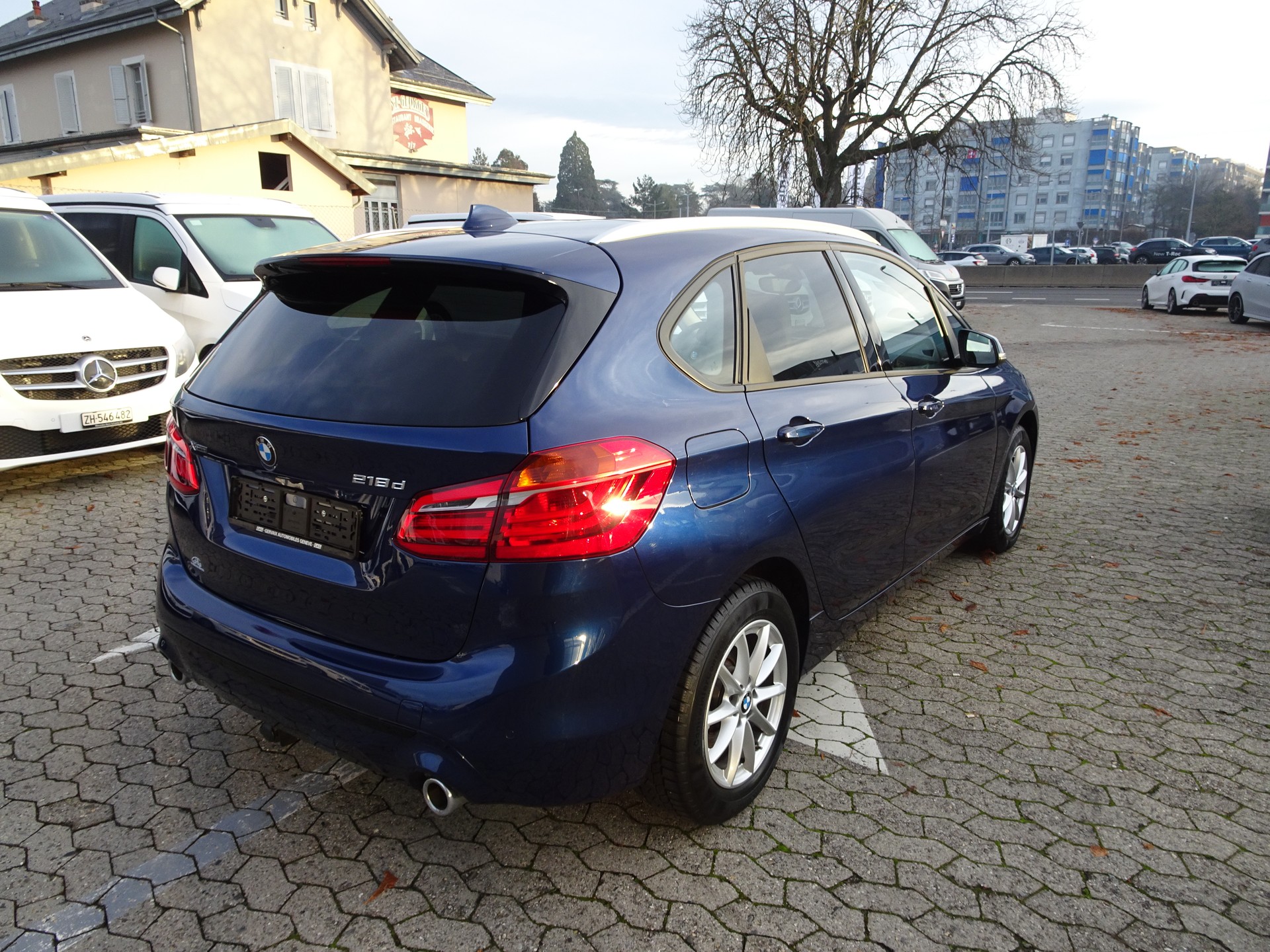BMW 218d xDrive Active Tourer Steptronic Sport Line-image-4