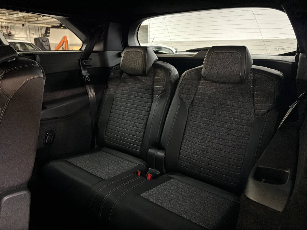 PEUGEOT 5008 1.2 Hybrid Allure Premium-image-11