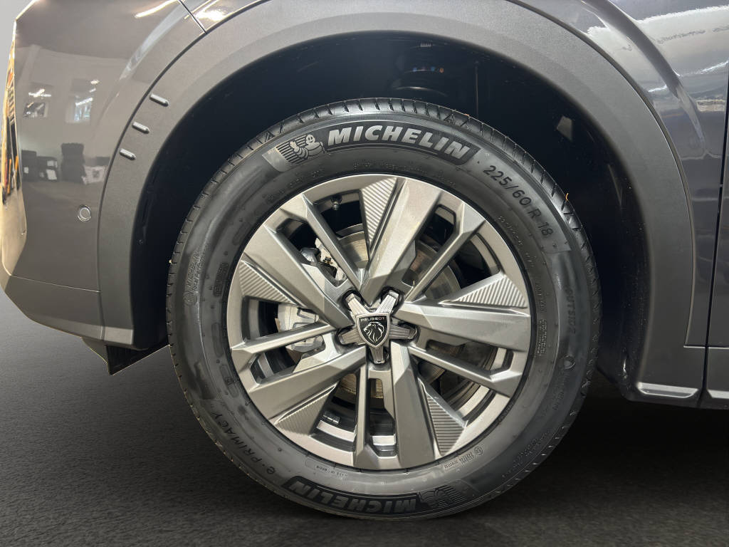 PEUGEOT 5008 1.2 Hybrid Allure Premium-image-4