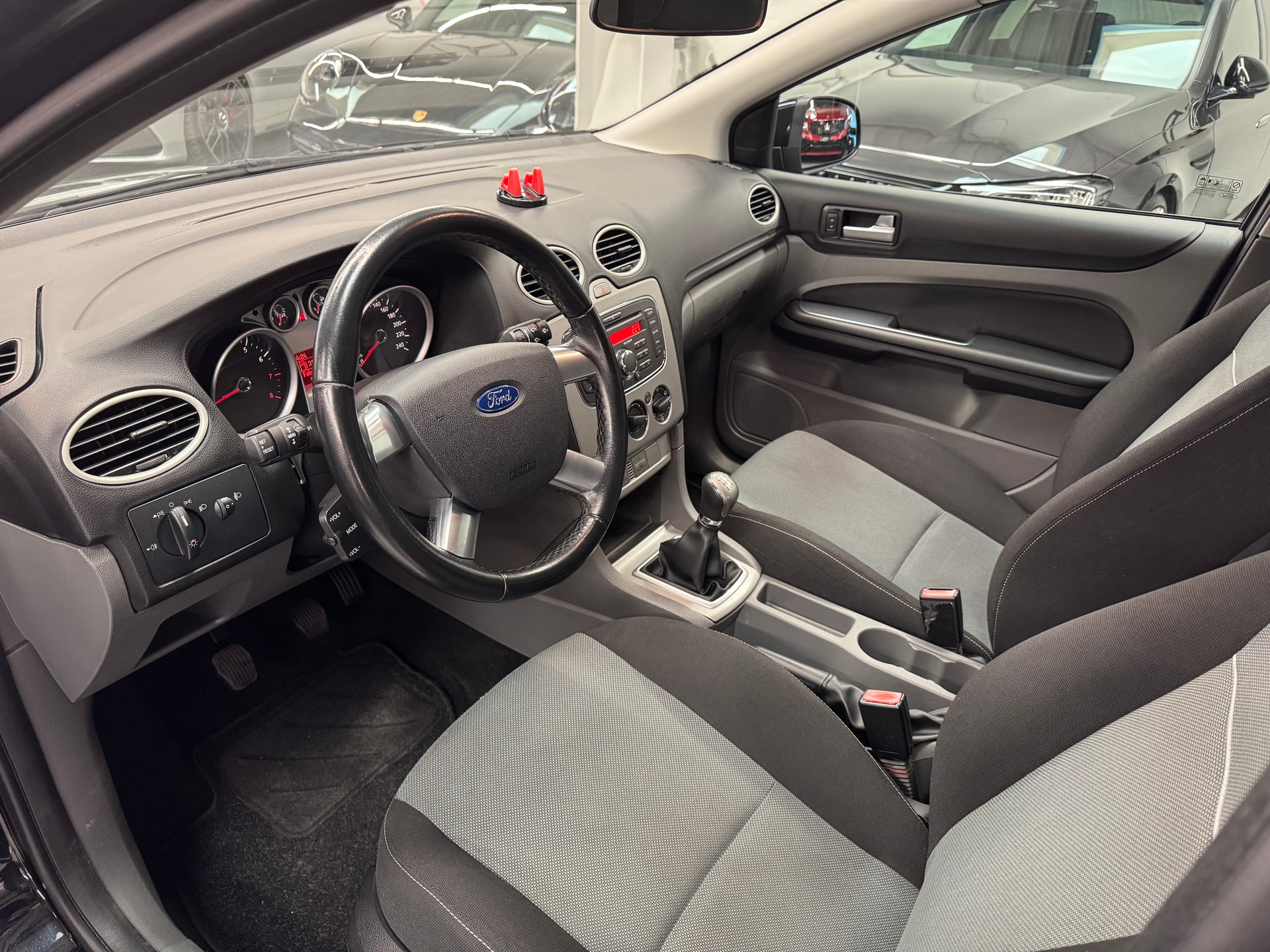 FORD Focus 2.0i Carving ab MFK & ab Service 8-fach bereift 12 Monate Garantie-image-11