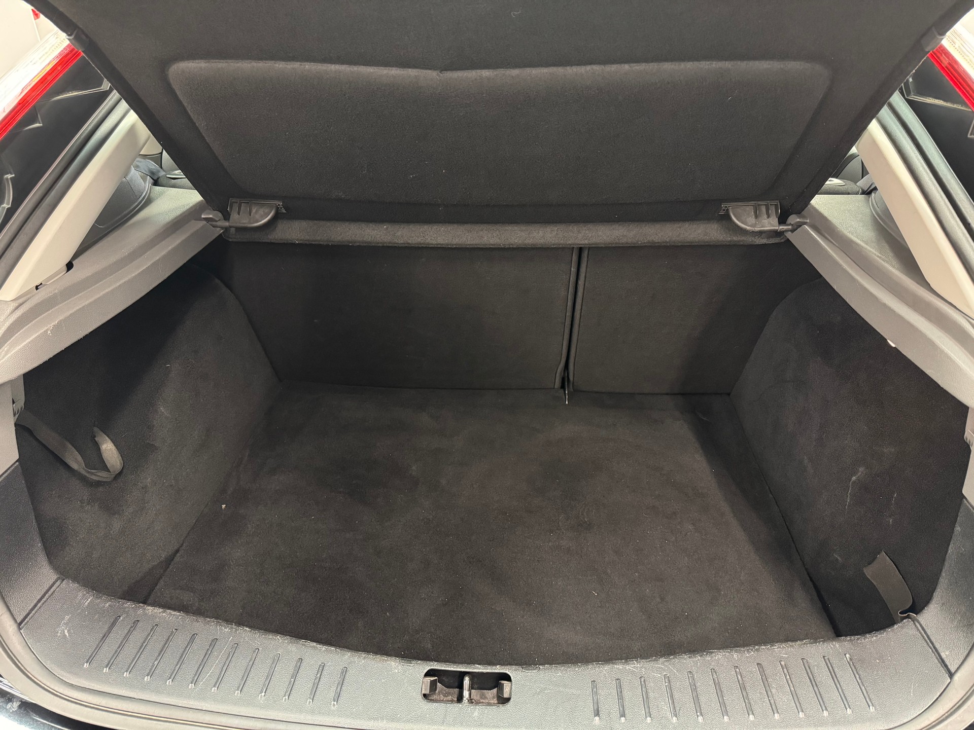 FORD Focus 2.0i Carving ab MFK & ab Service 8-fach bereift 12 Monate Garantie-image-9