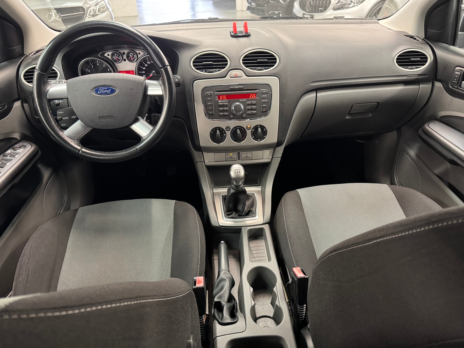 FORD Focus 2.0i Carving ab MFK & ab Service 8-fach bereift 12 Monate Garantie-image-16