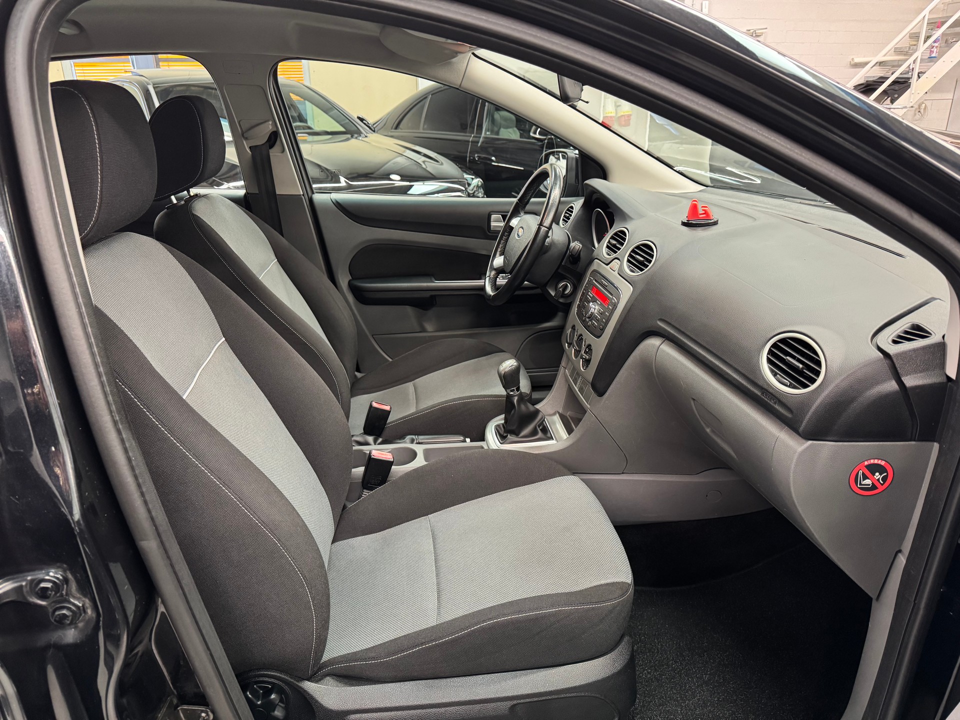 FORD Focus 2.0i Carving ab MFK & ab Service 8-fach bereift 12 Monate Garantie-image-6