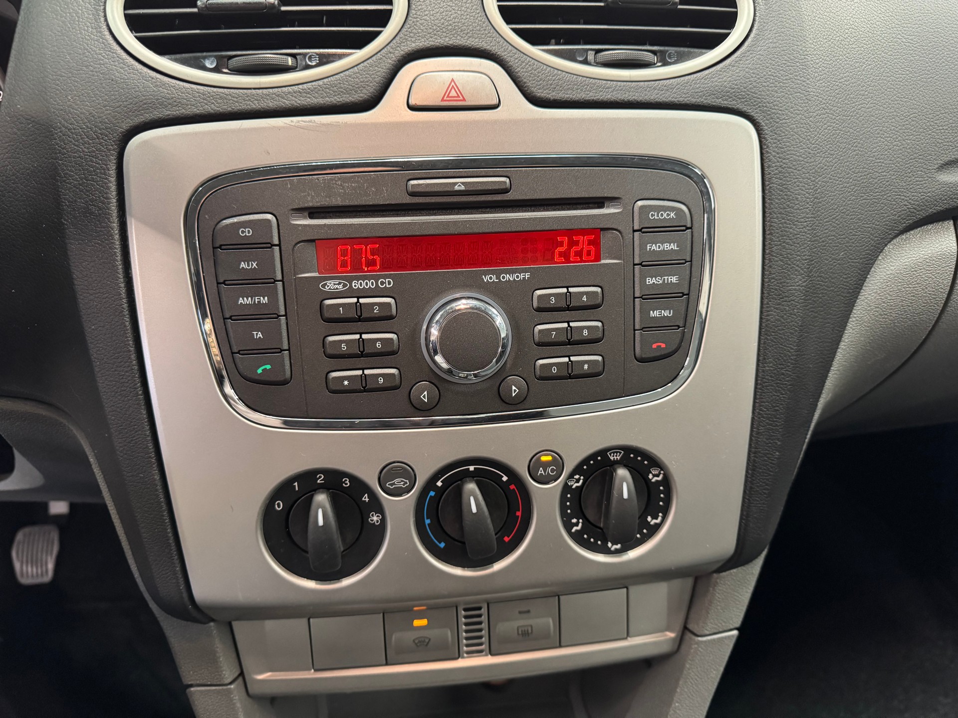 FORD Focus 2.0i Carving ab MFK & ab Service 8-fach bereift 12 Monate Garantie-image-15