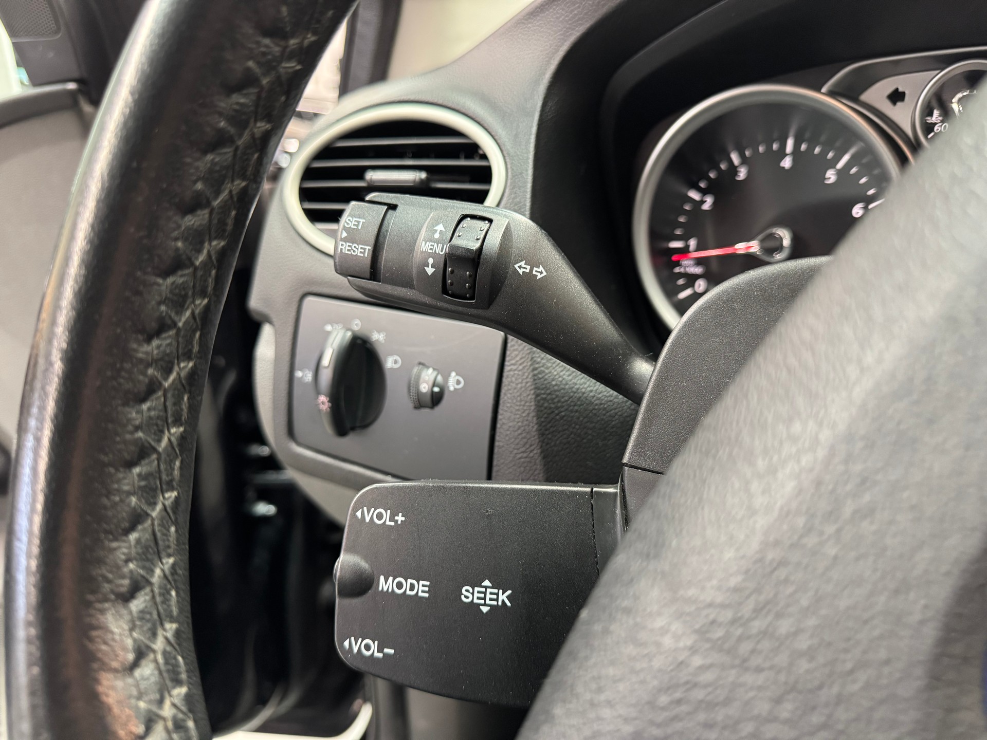 FORD Focus 2.0i Carving ab MFK & ab Service 8-fach bereift 12 Monate Garantie-image-13