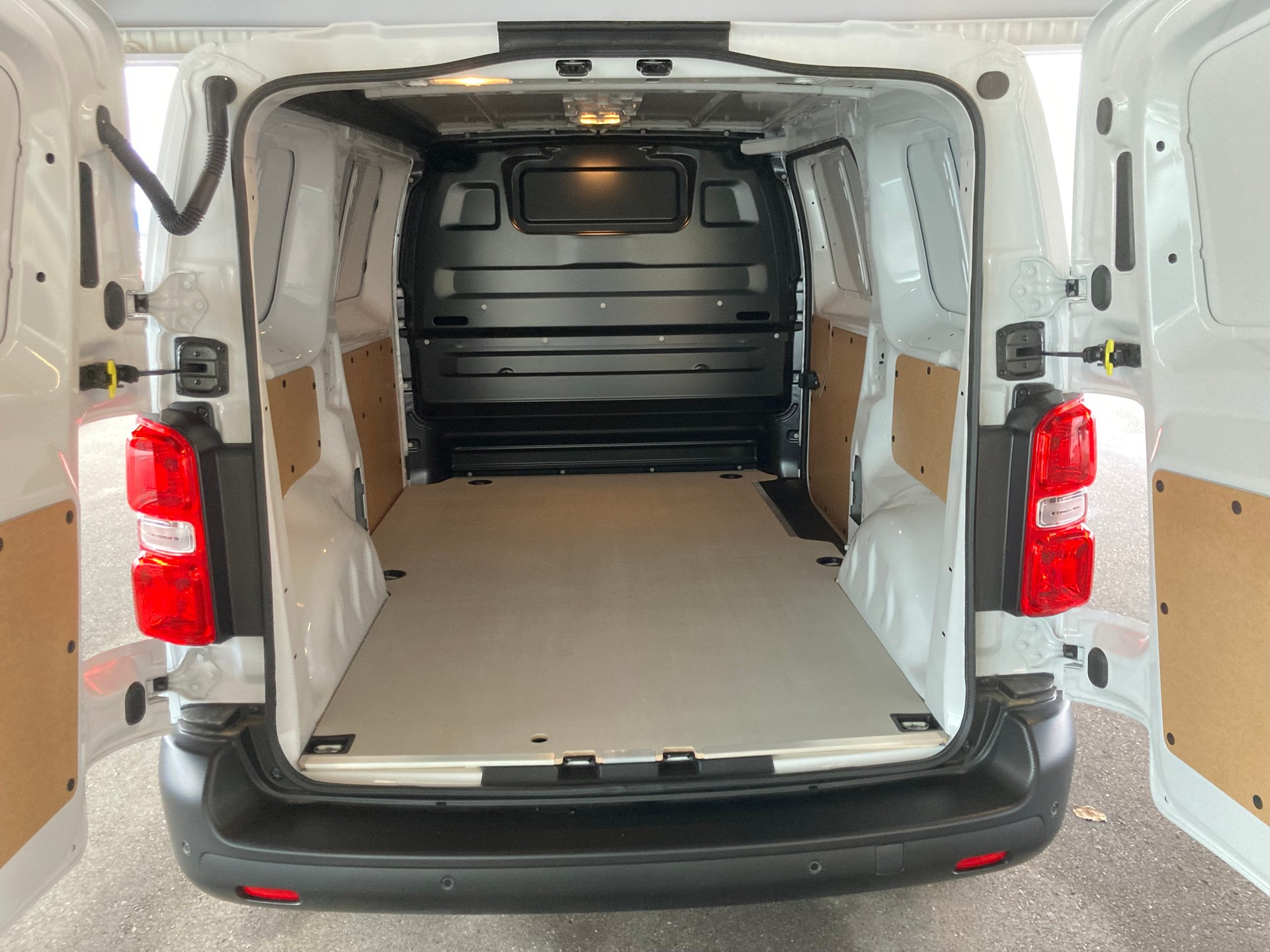 PEUGEOT Expert 1.5 BlueHDi 120 Standard (L1)-image-7