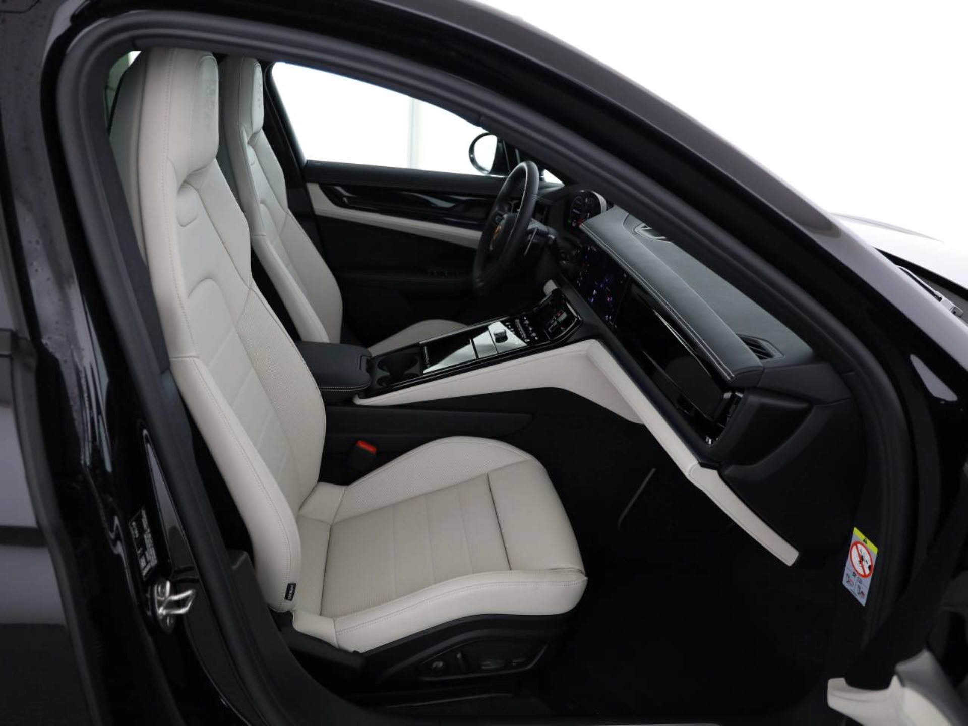 PORSCHE Panamera 4 E-Hybrid-image-15