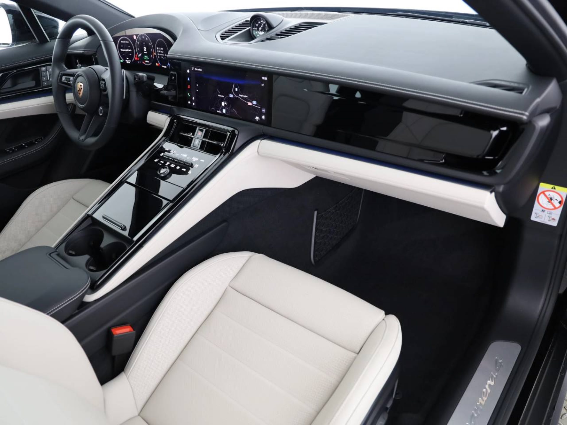 PORSCHE Panamera 4 E-Hybrid-image-9