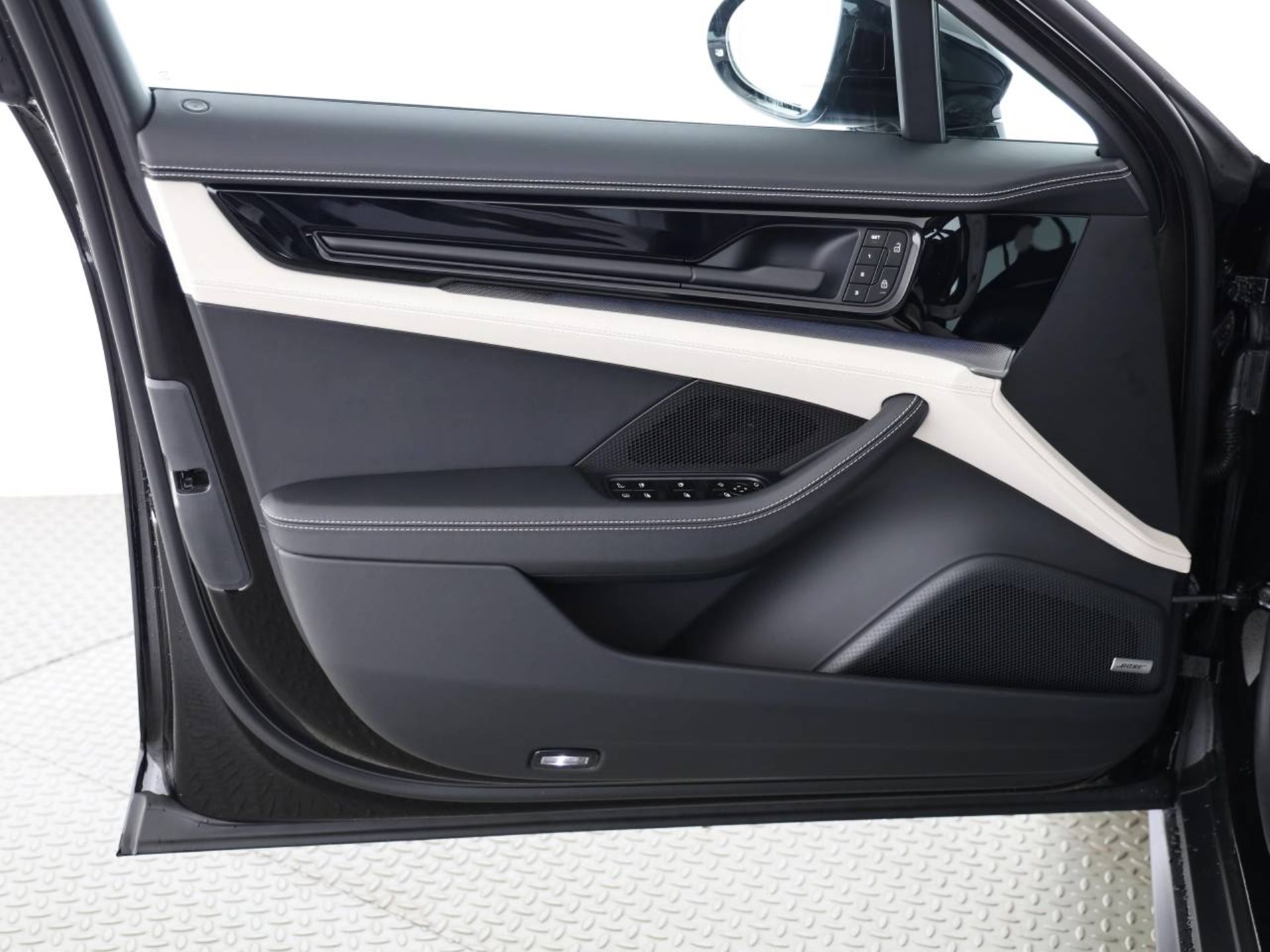 PORSCHE Panamera 4 E-Hybrid-image-17