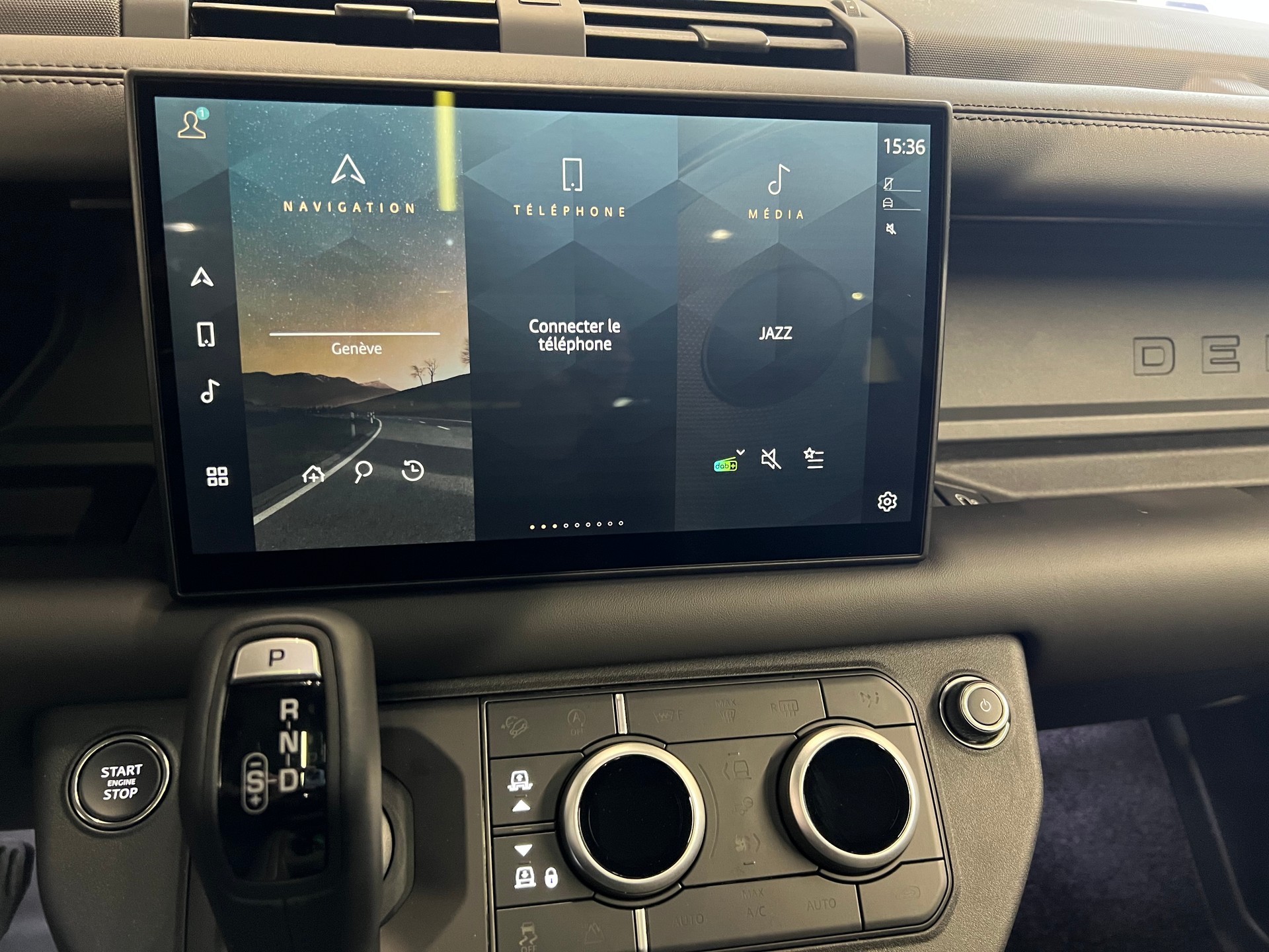LAND ROVER Defender 90 3.0 D I6 300 X-Dynamic HSE-image-4