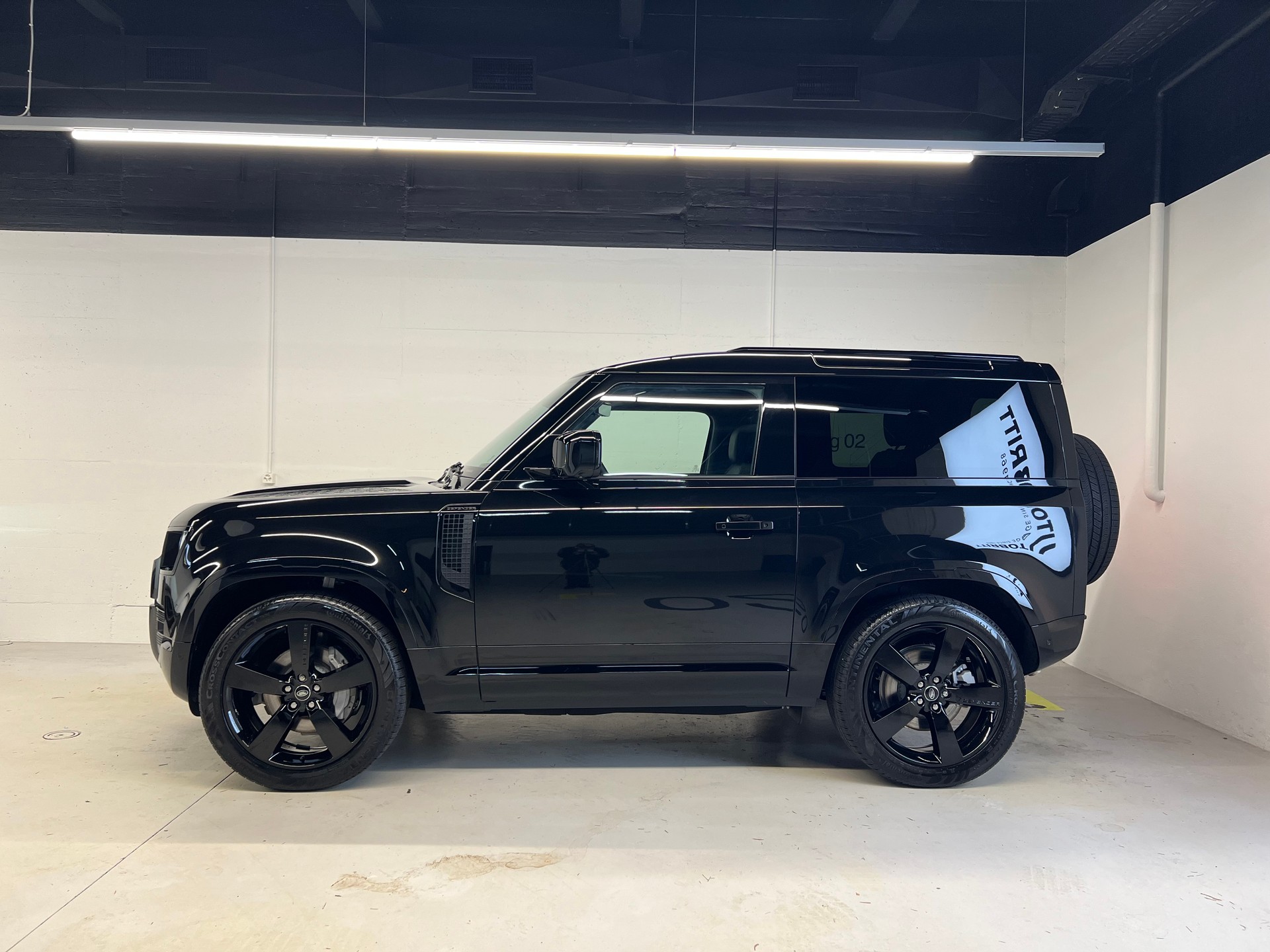 LAND ROVER Defender 90 3.0 D I6 300 X-Dynamic HSE-image-7