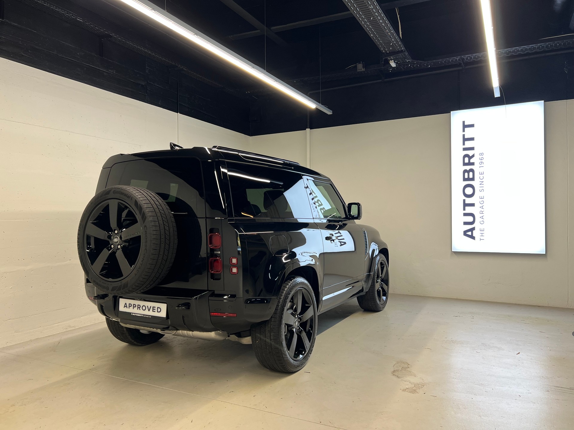 LAND ROVER Defender 90 3.0 D I6 300 X-Dynamic HSE-image-1