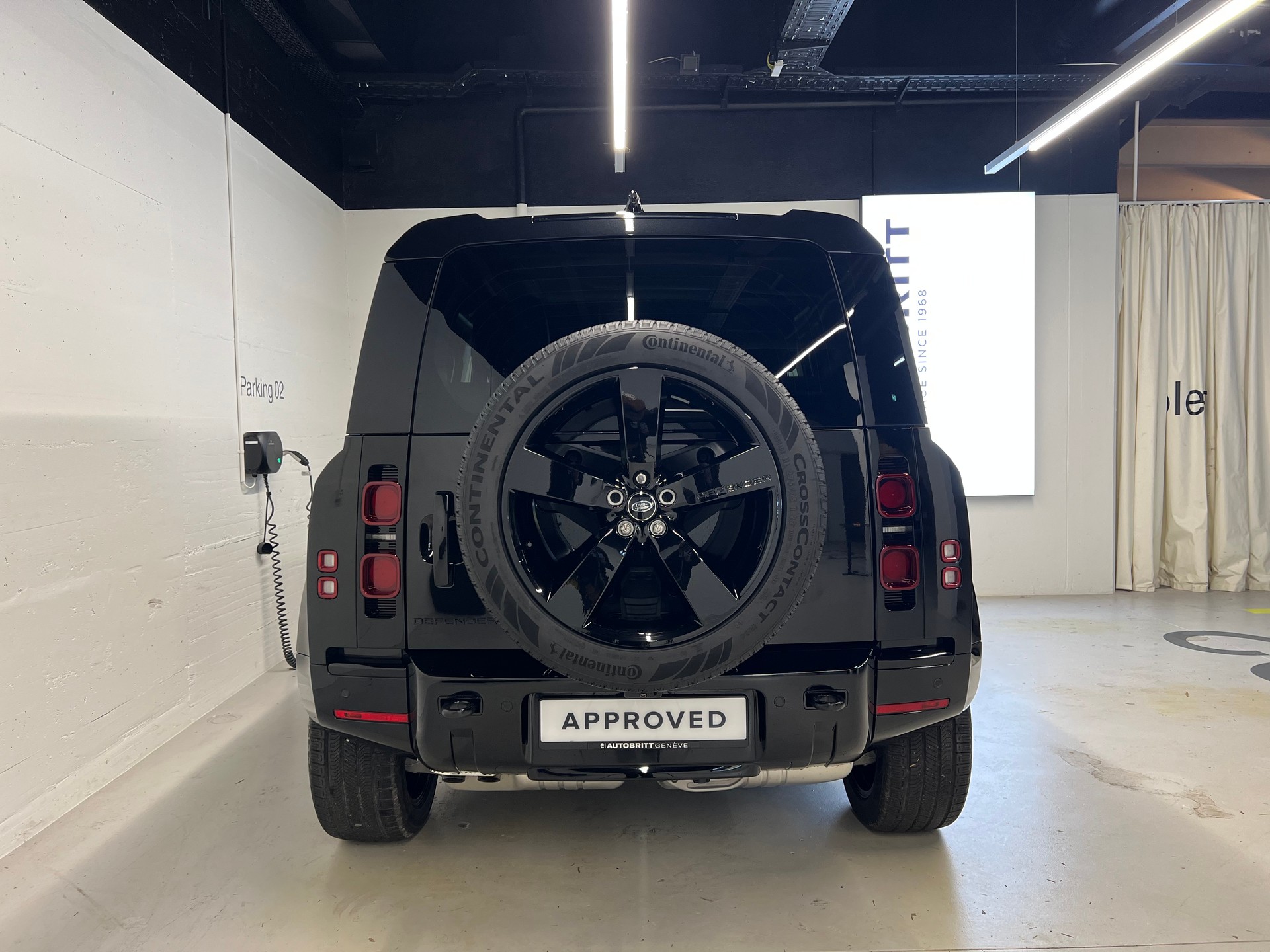 LAND ROVER Defender 90 3.0 D I6 300 X-Dynamic HSE-image-9