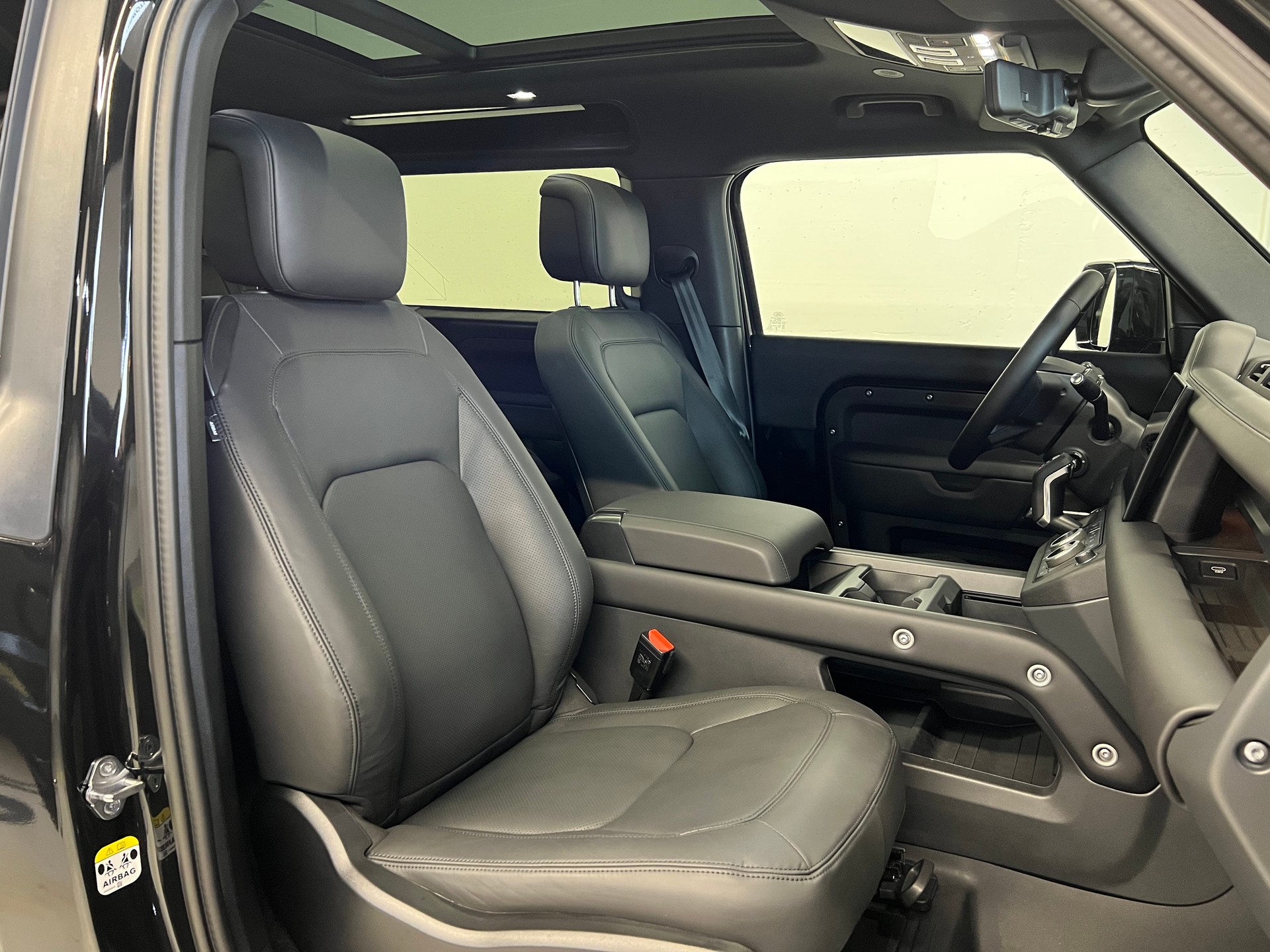 LAND ROVER Defender 90 3.0 D I6 300 X-Dynamic HSE-image-5