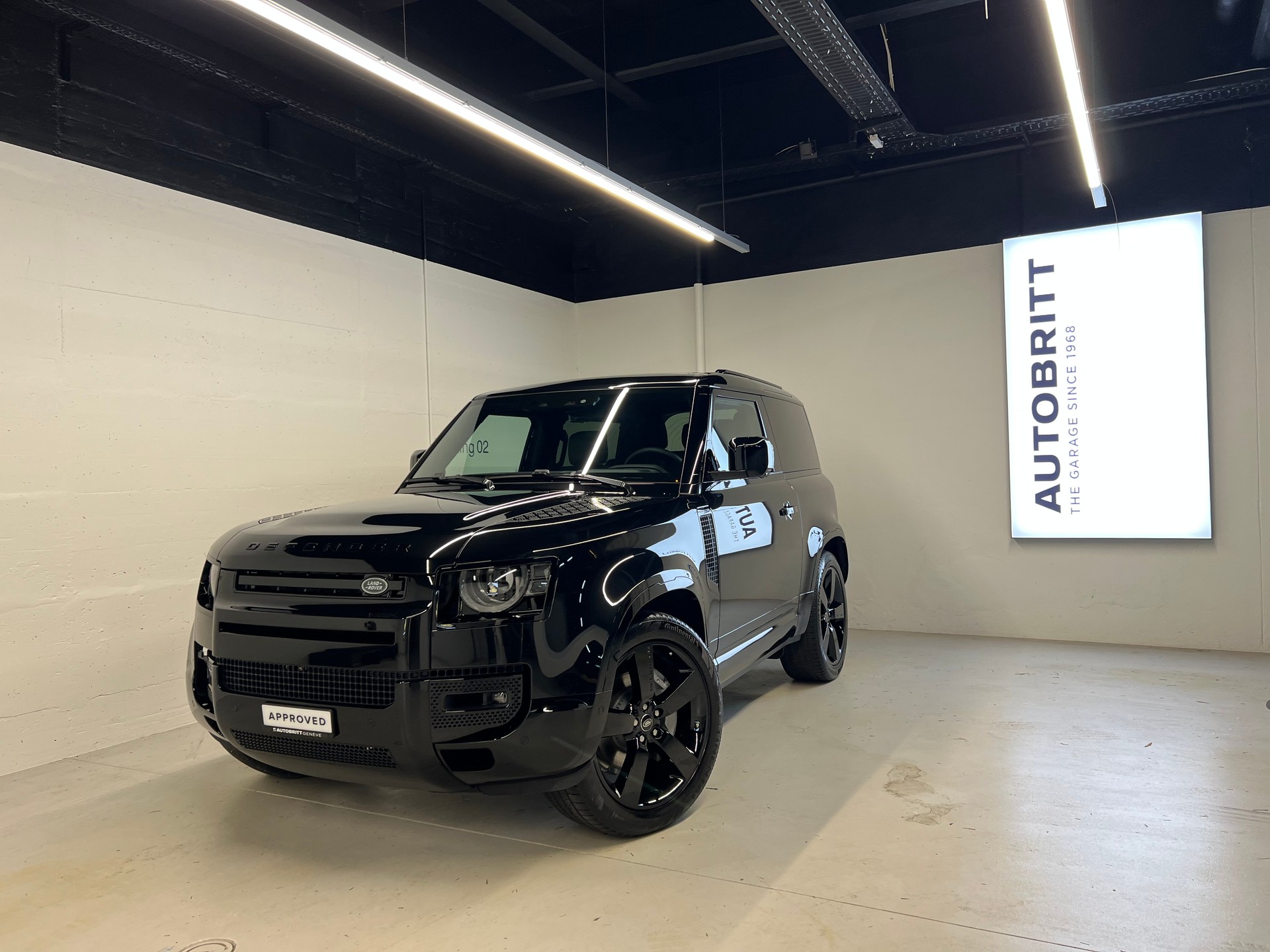 LAND ROVER Defender 90 3.0 D I6 300 X-Dynamic HSE-image-0