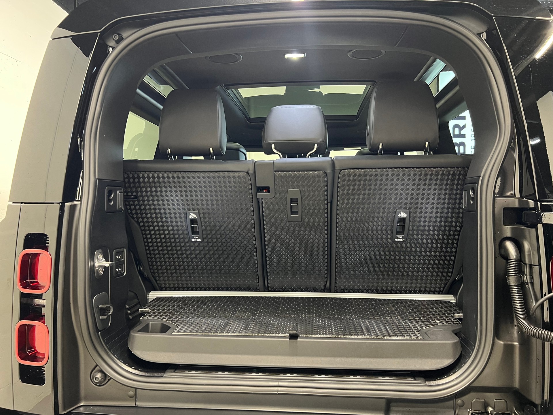 LAND ROVER Defender 90 3.0 D I6 300 X-Dynamic HSE-image-11