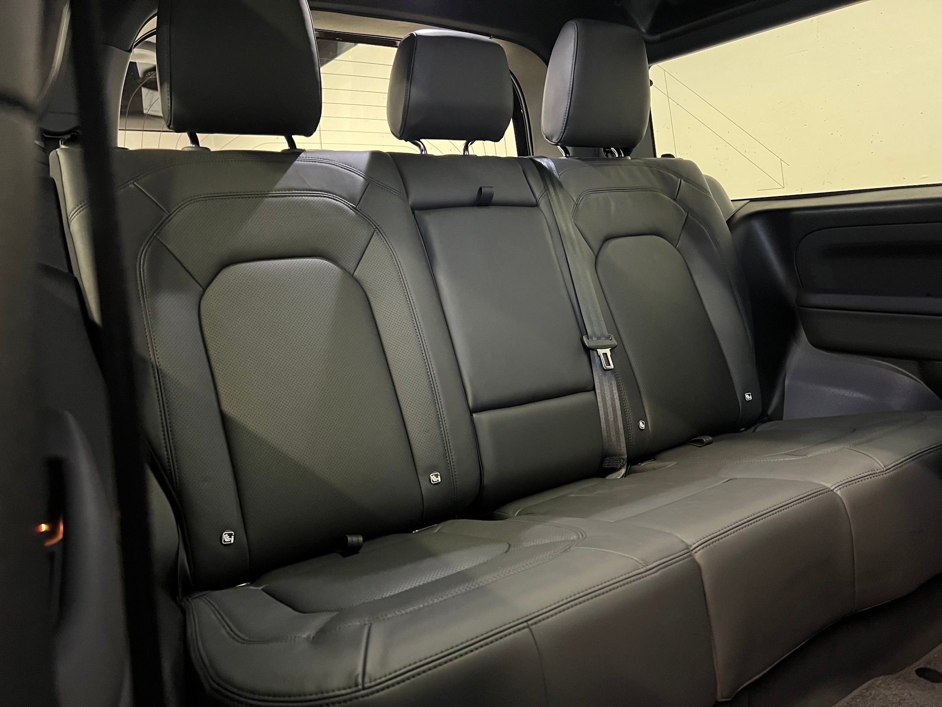 LAND ROVER Defender 90 3.0 D I6 300 X-Dynamic HSE-image-6