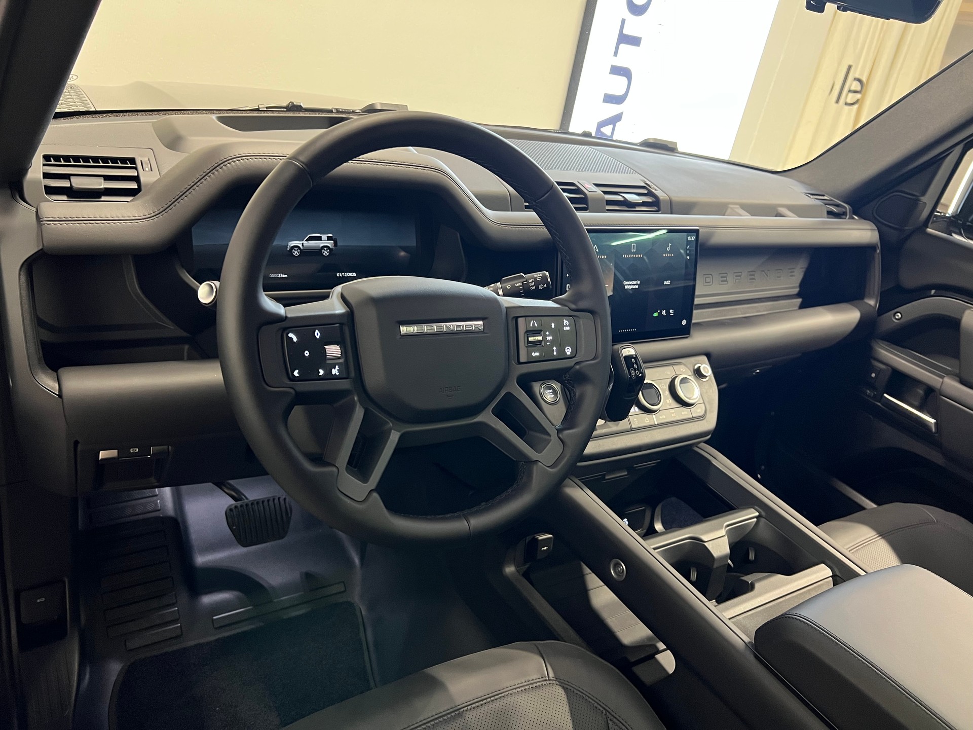 LAND ROVER Defender 90 3.0 D I6 300 X-Dynamic HSE-image-2
