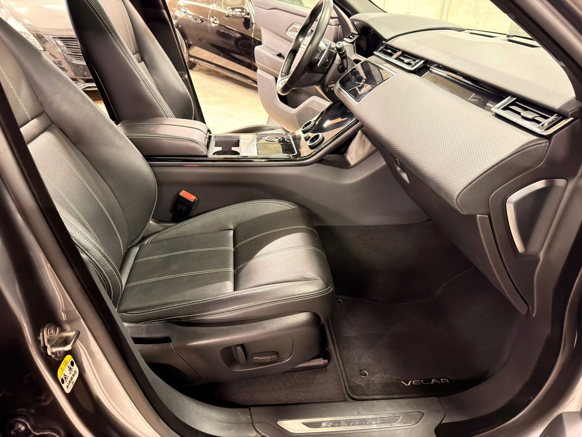 LAND ROVER Range Rover Velar R-Dynamic D 275 Automatic-image-12