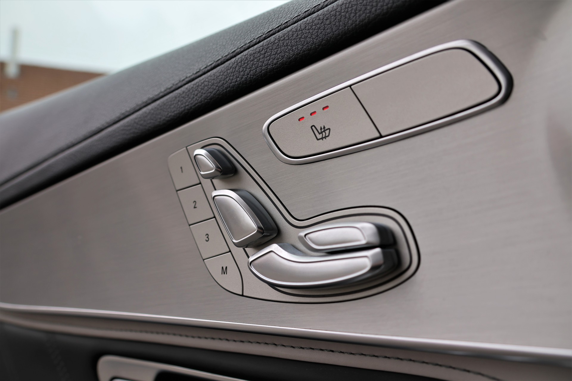 MERCEDES-BENZ GLC 63 S AMG 4Matic 9G-Tronic (CH) "Designo Magno"-image-11