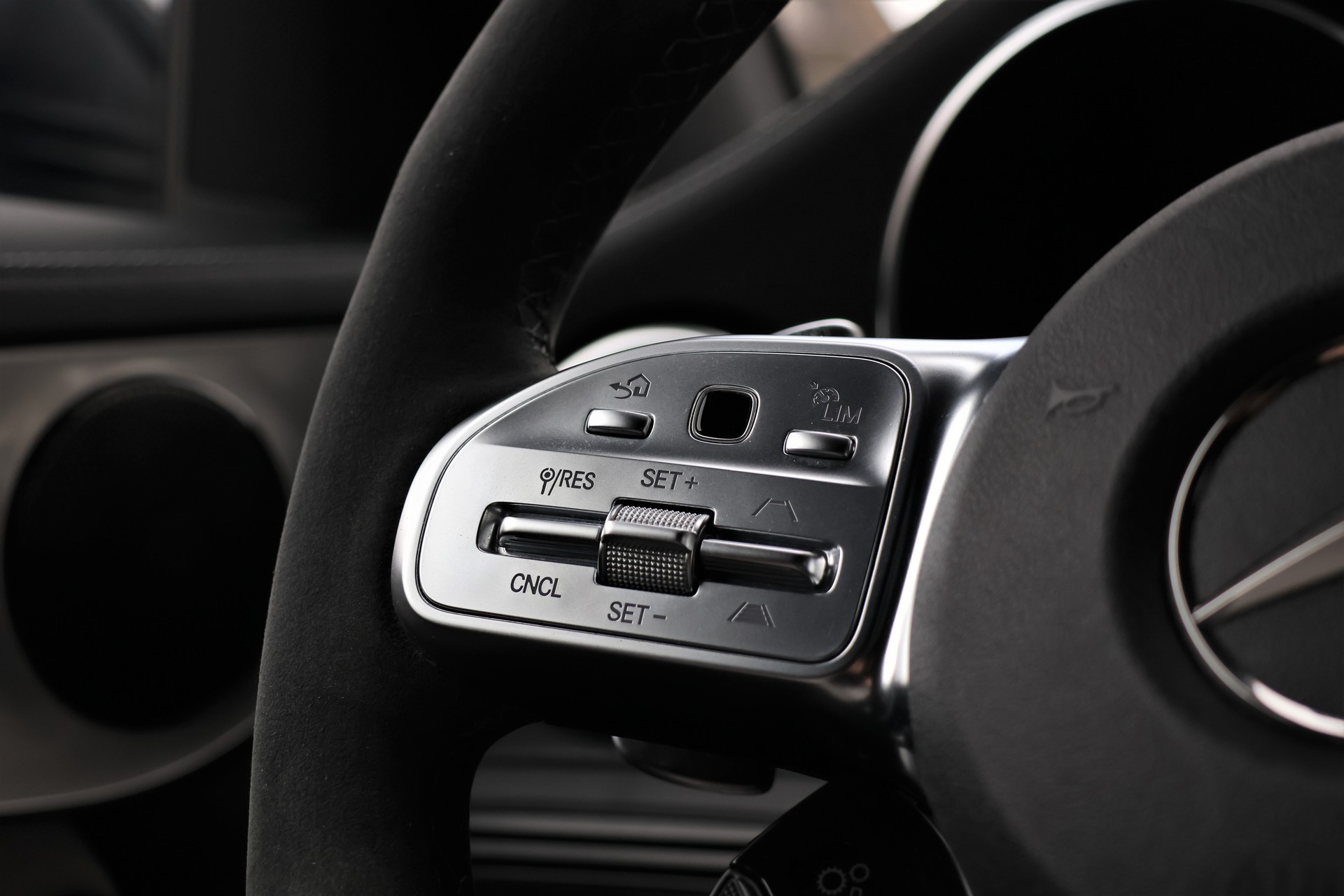 MERCEDES-BENZ GLC 63 S AMG 4Matic 9G-Tronic (CH) "Designo Magno"-image-16