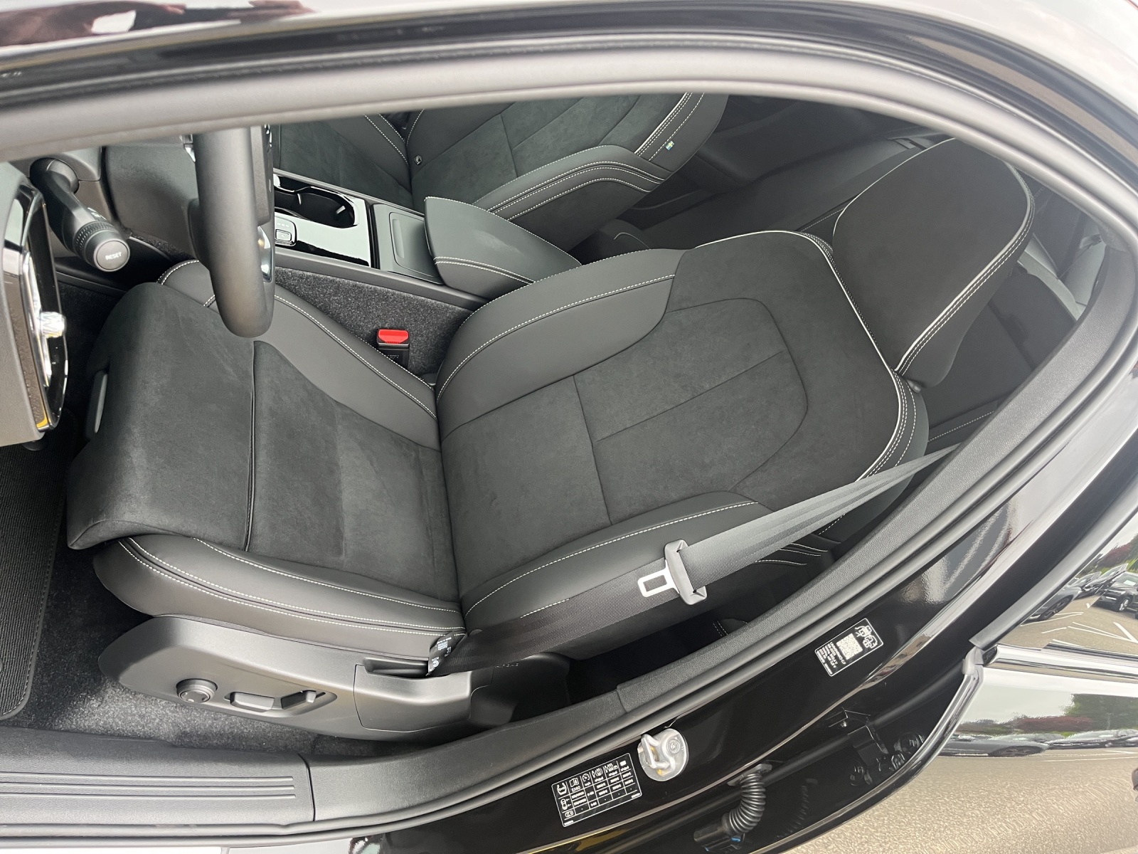 VOLVO EX40 Twin Black Edition AWD-image-16