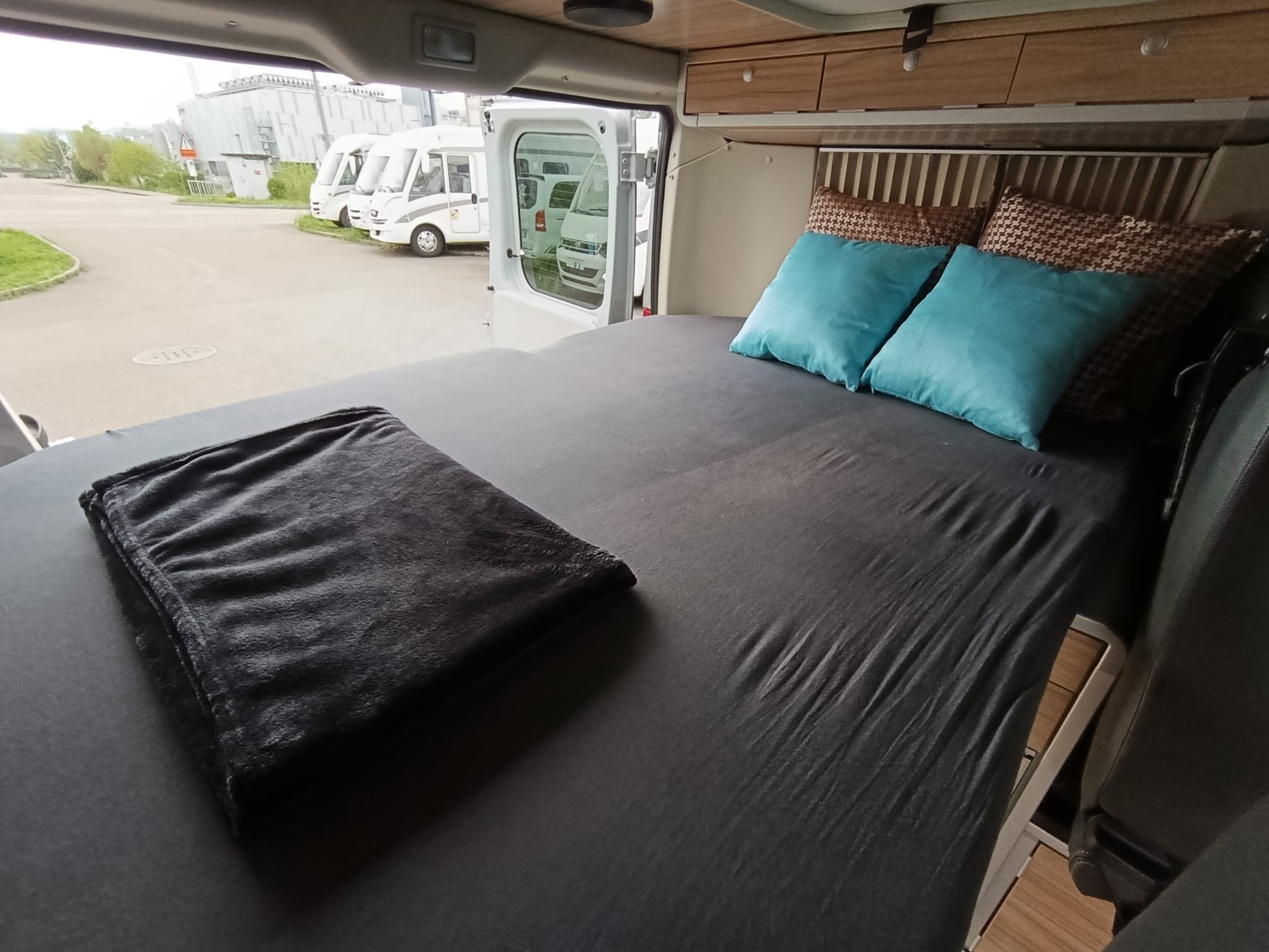 HYMER ***kleinster Camper aller Zeiten ***4.96M Länge*Automat*5-Plätzer mit Ledersitze*AHK 2500Kg*Solar*Dieselheizung* Aussendusche*-image-17