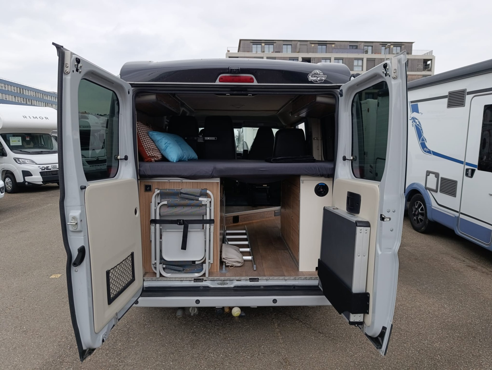HYMER ***kleinster Camper aller Zeiten ***4.96M Länge*Automat*5-Plätzer mit Ledersitze*AHK 2500Kg*Solar*Dieselheizung* Aussendusche*-image-15