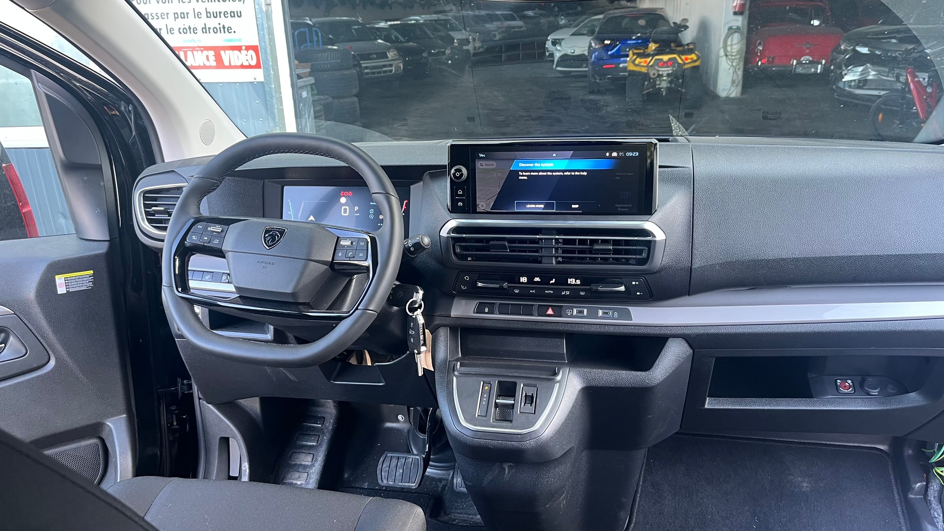 PEUGEOT Traveller 2.2 BlueHDi Business Standard EAT8-image-1