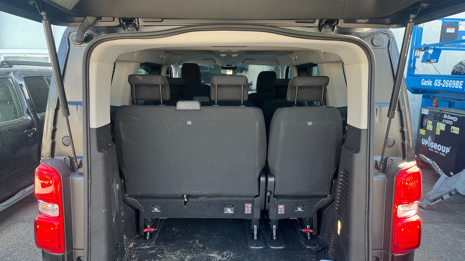 PEUGEOT Traveller 2.2 BlueHDi Business Standard EAT8-image-5