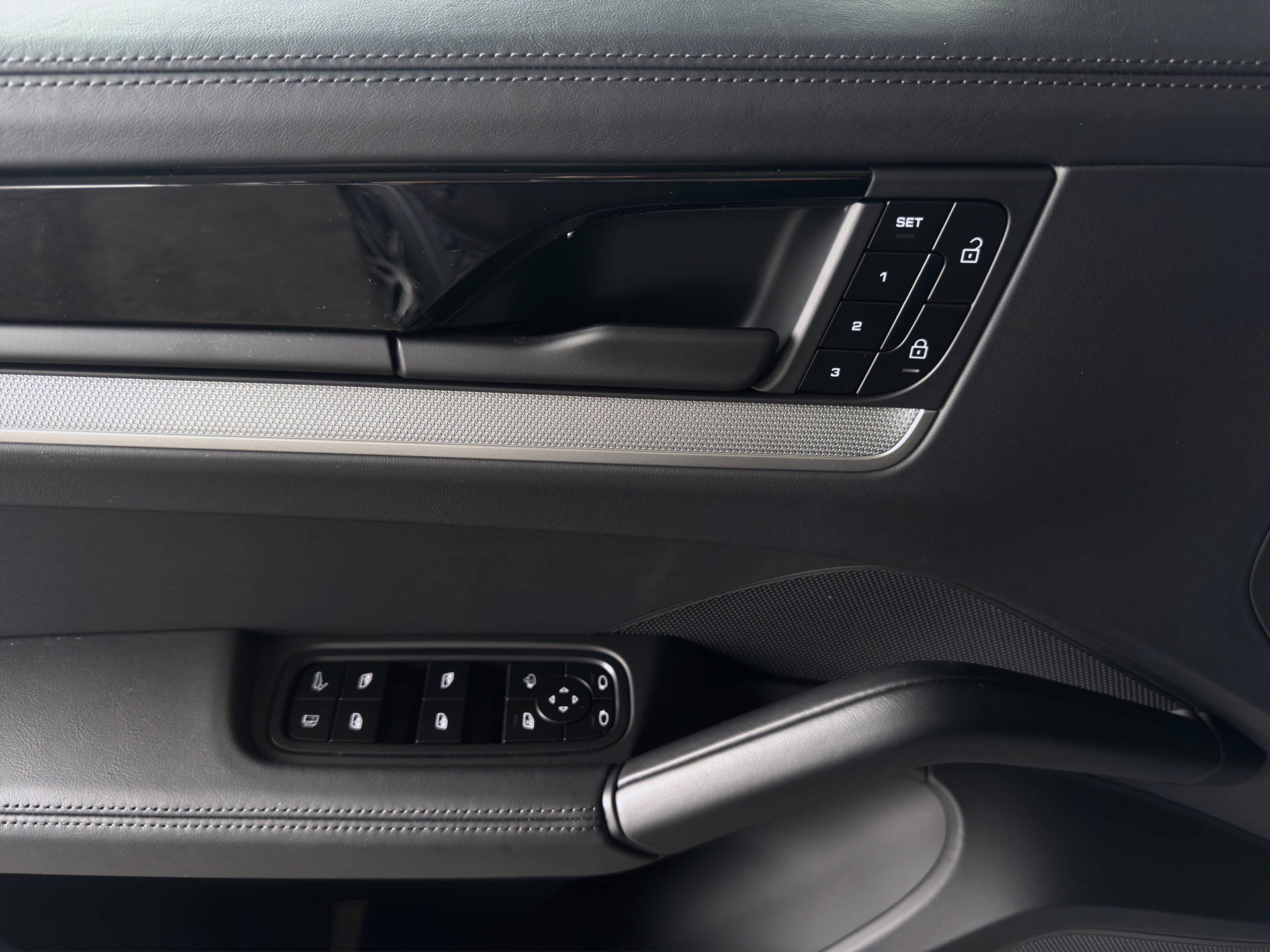 PORSCHE Cayenne S E-Hybrid-image-10