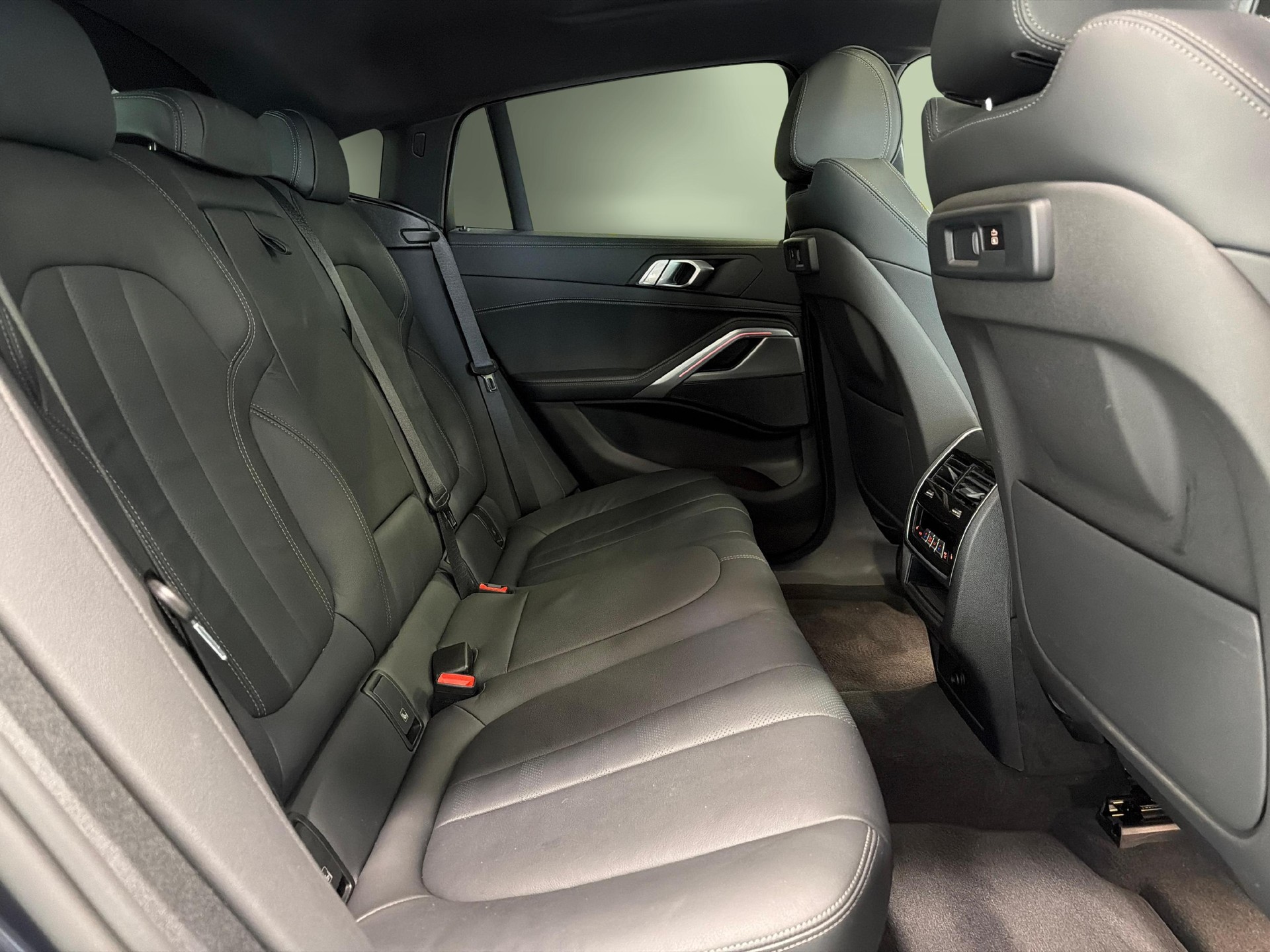 BMW X6 M50i-image-17