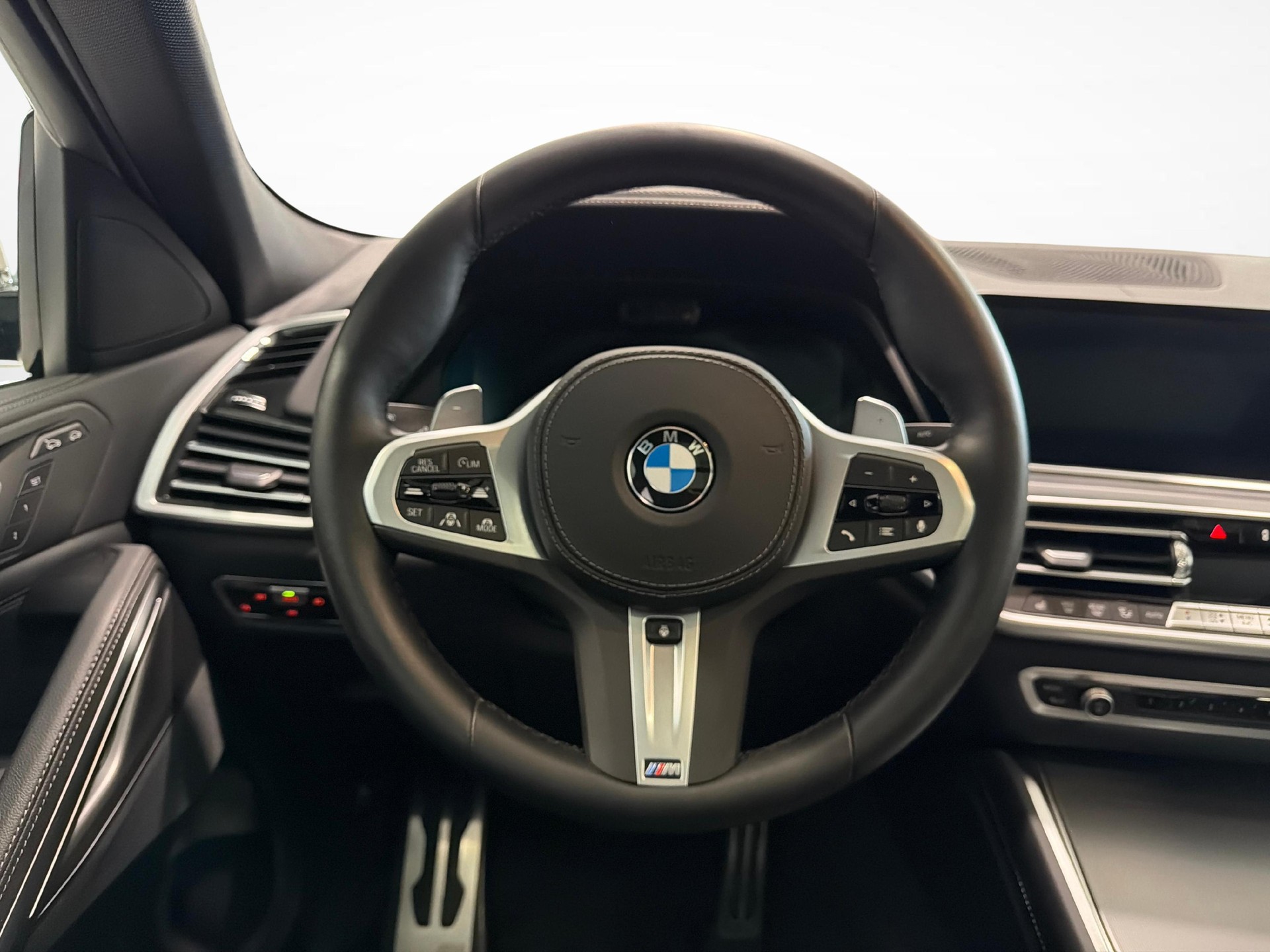 BMW X6 M50i-image-13