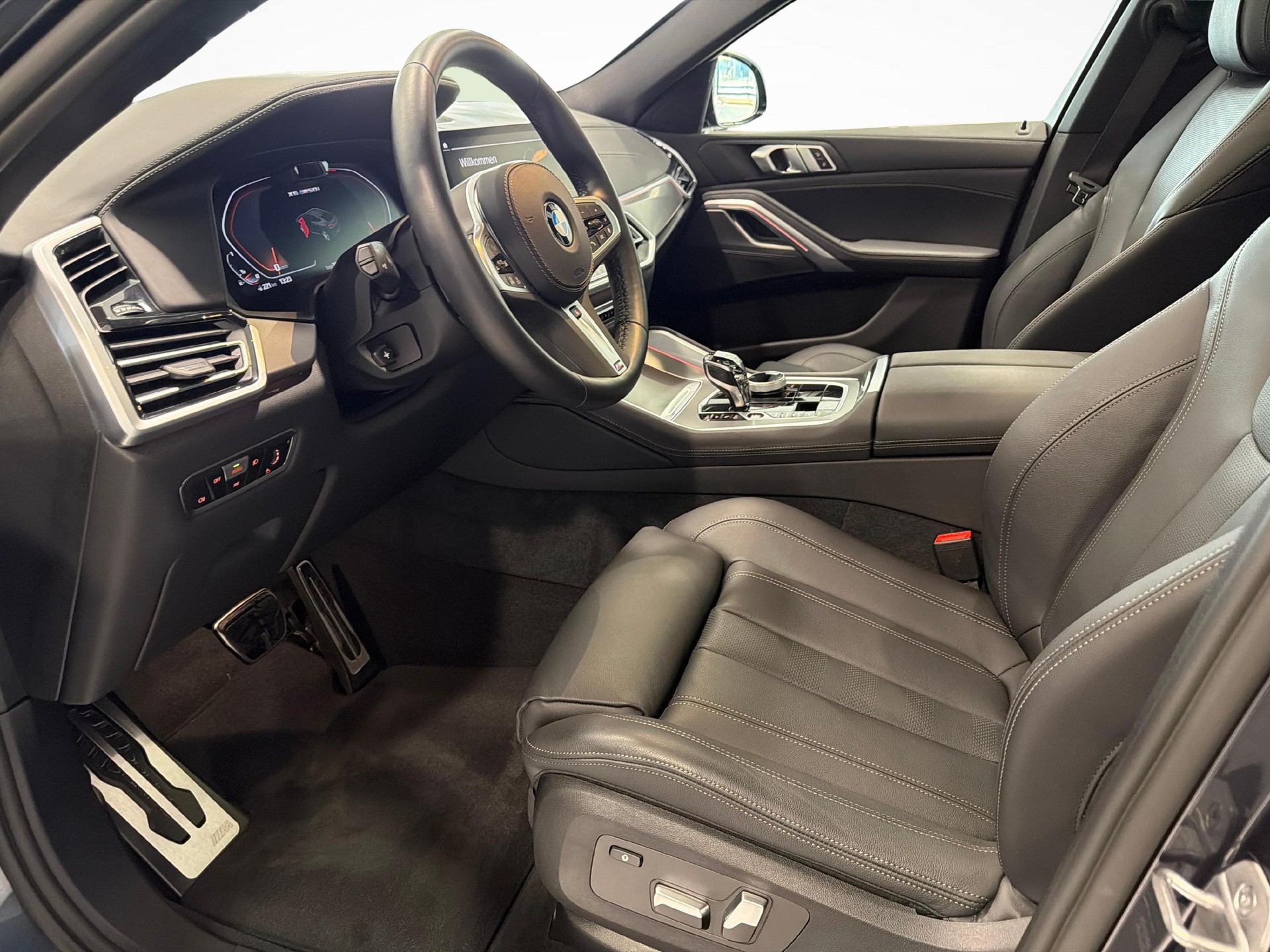 BMW X6 M50i-image-10