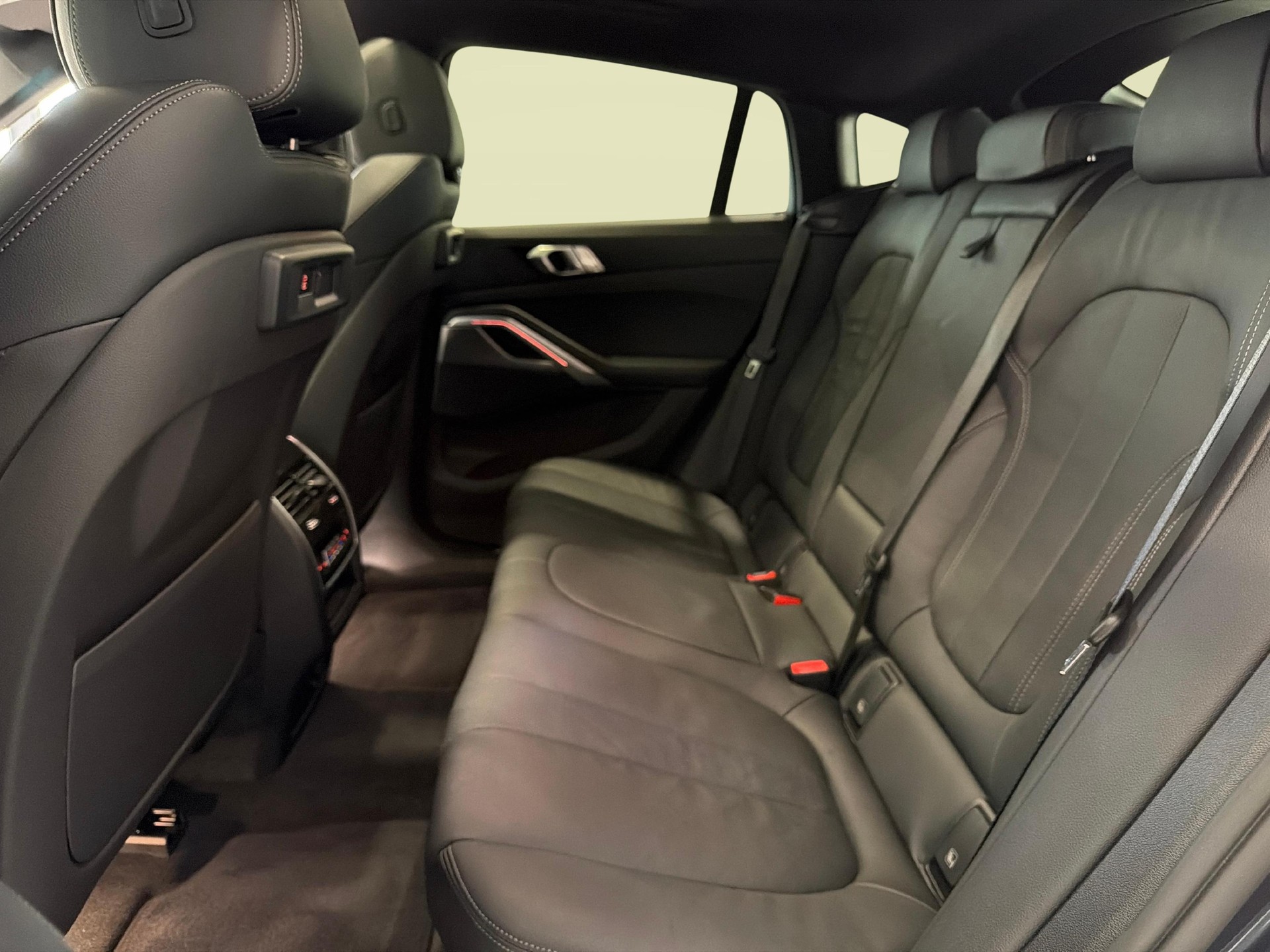 BMW X6 M50i-image-16