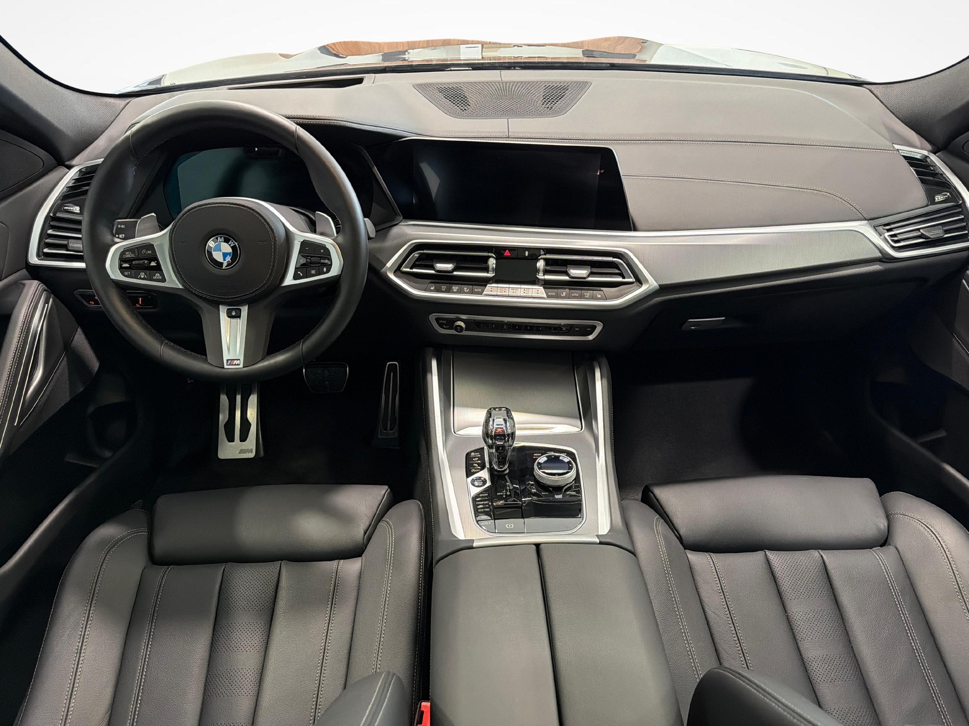 BMW X6 M50i-image-12