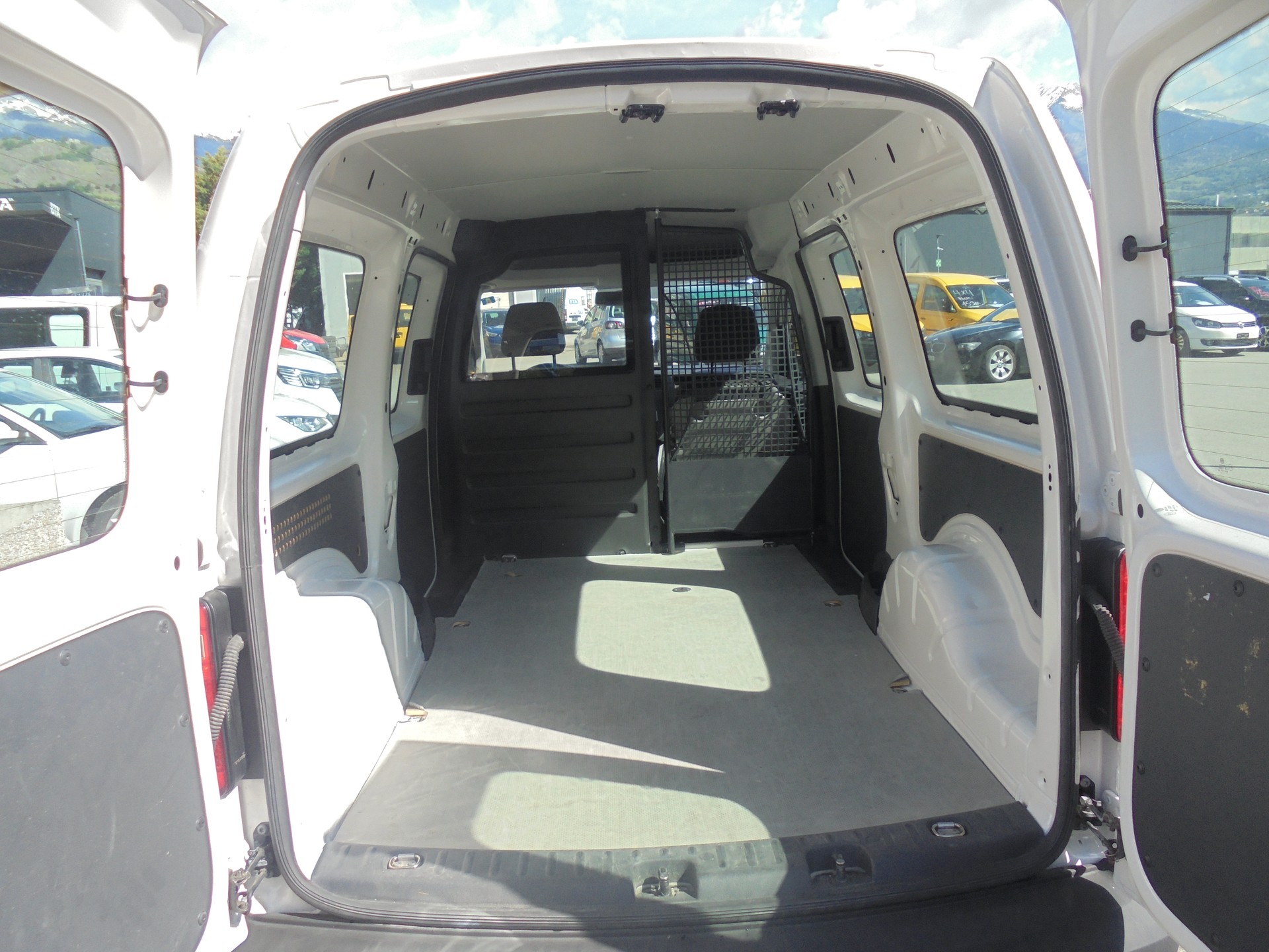 VW Caddy Maxi 2.0TDI 4Motion BlueMotion Technology-image-6