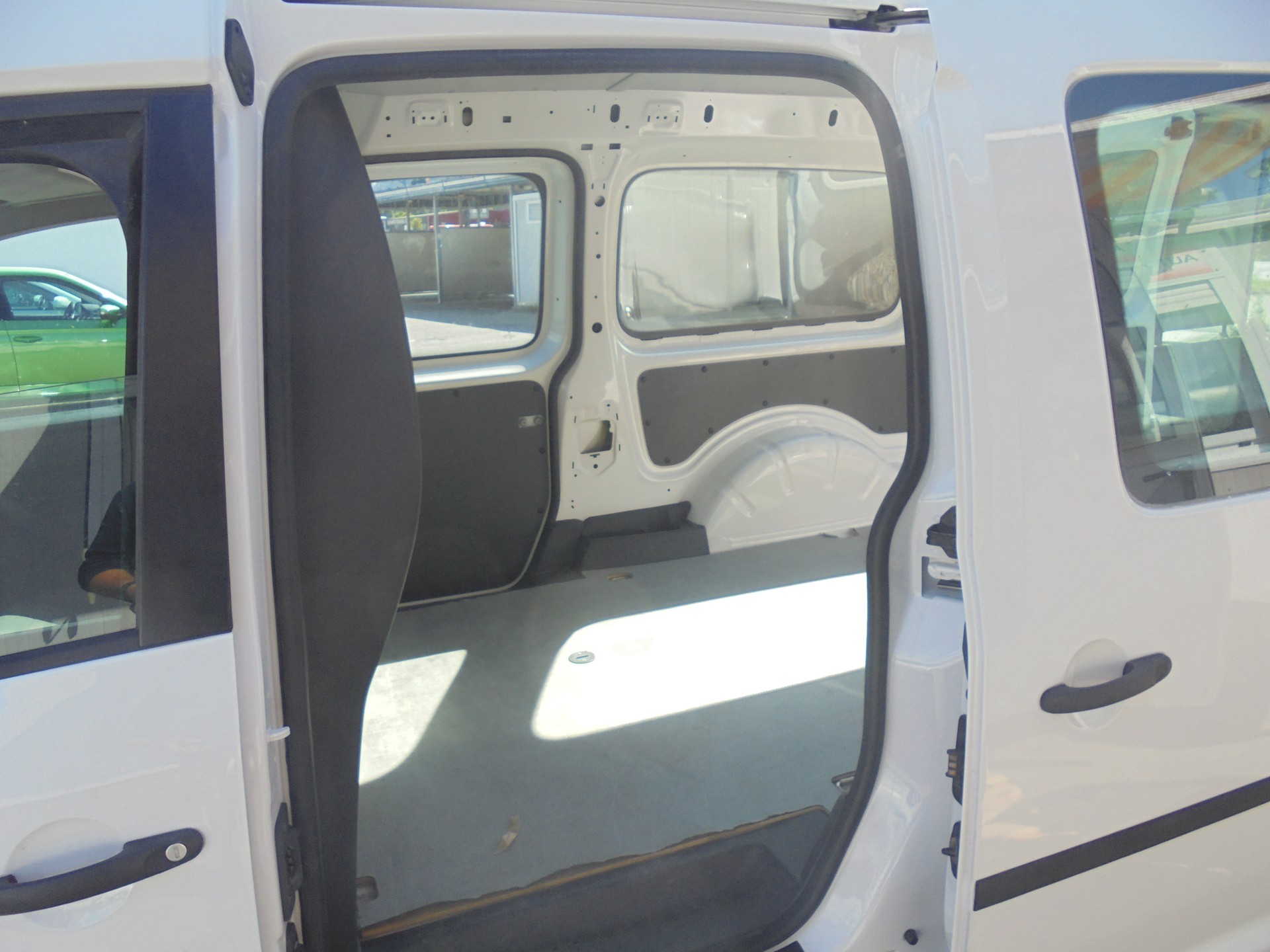 VW Caddy Maxi 2.0TDI 4Motion BlueMotion Technology-image-9