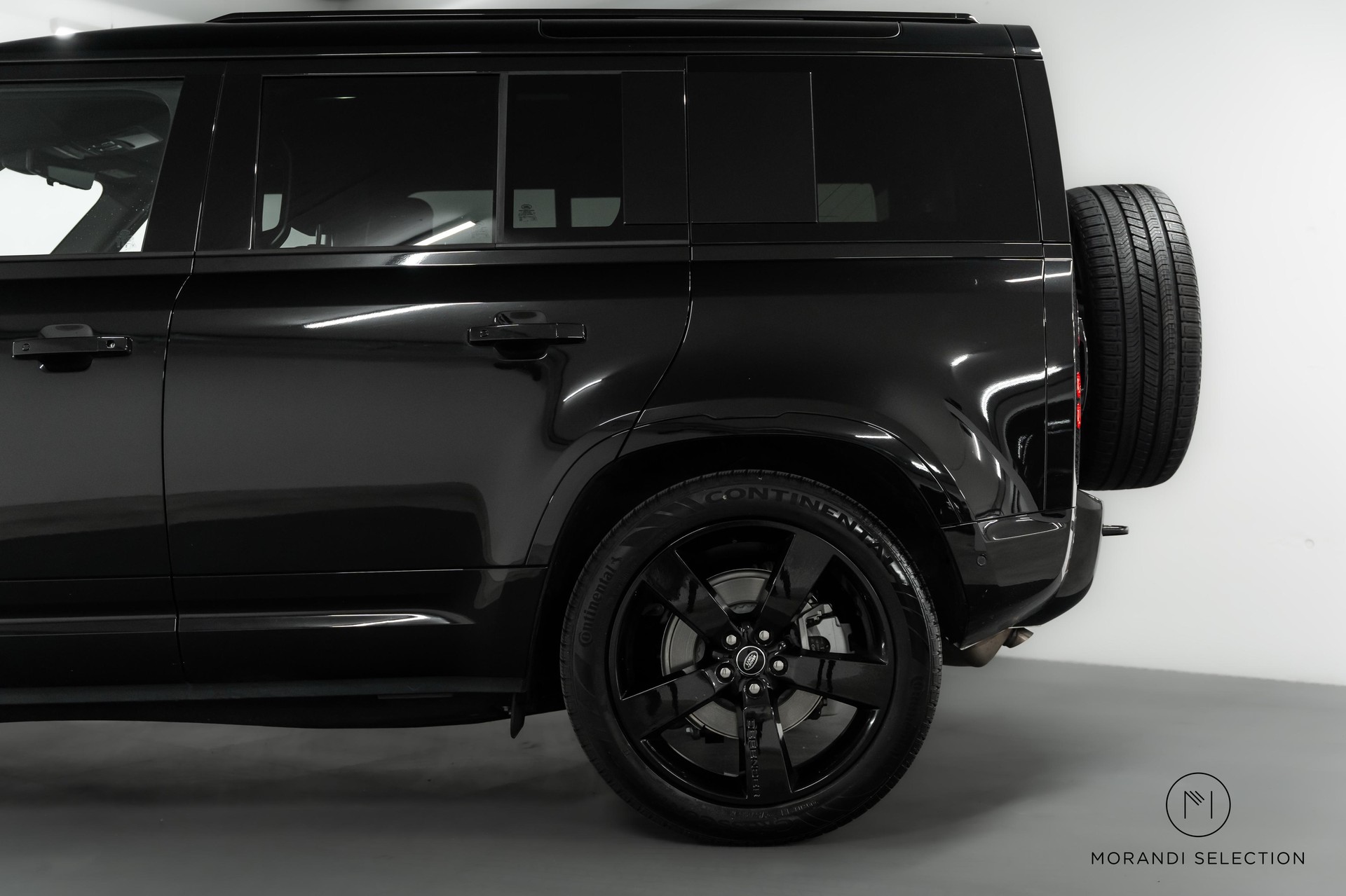 LAND ROVER Defender 110 3.0 D I6 300 X-Dynamic HSE-image-4