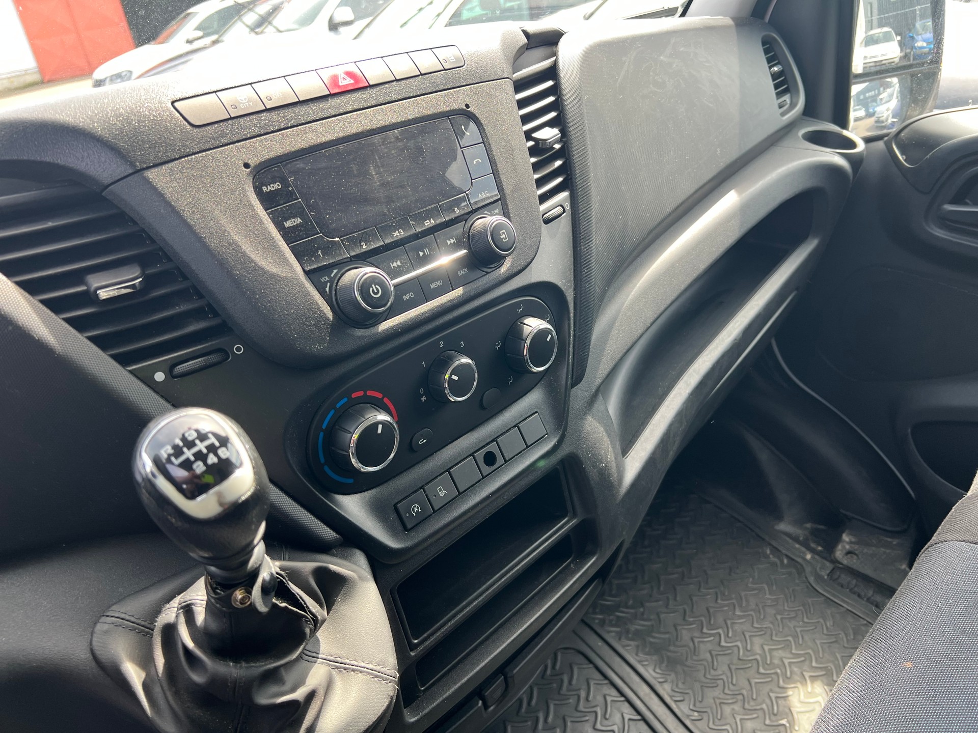 IVECO 35S14V Attelage 3.5t Charge utile 1080Kg-image-6