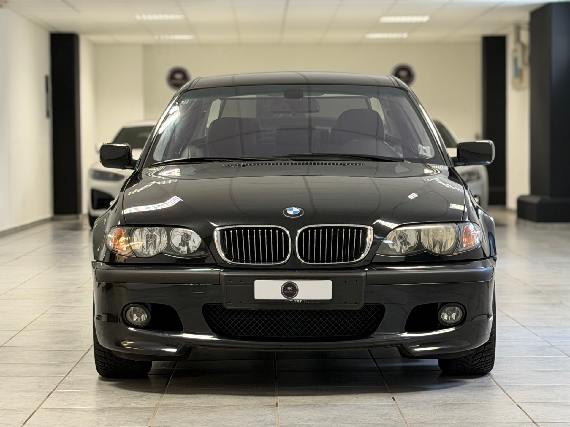 BMW 320i-showroom-element-2