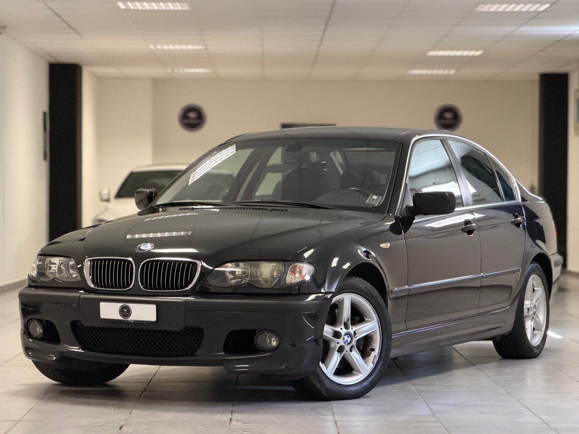 BMW 320i-showroom-element-1